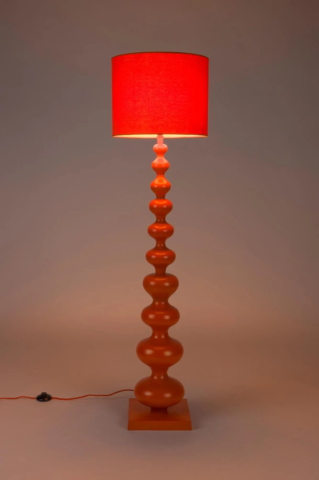 When Orange is King Stehleuchte in Orange präsentiert im Onlineshop von KAQTU Design AG. Stehleuchte ist von Bold Monkey