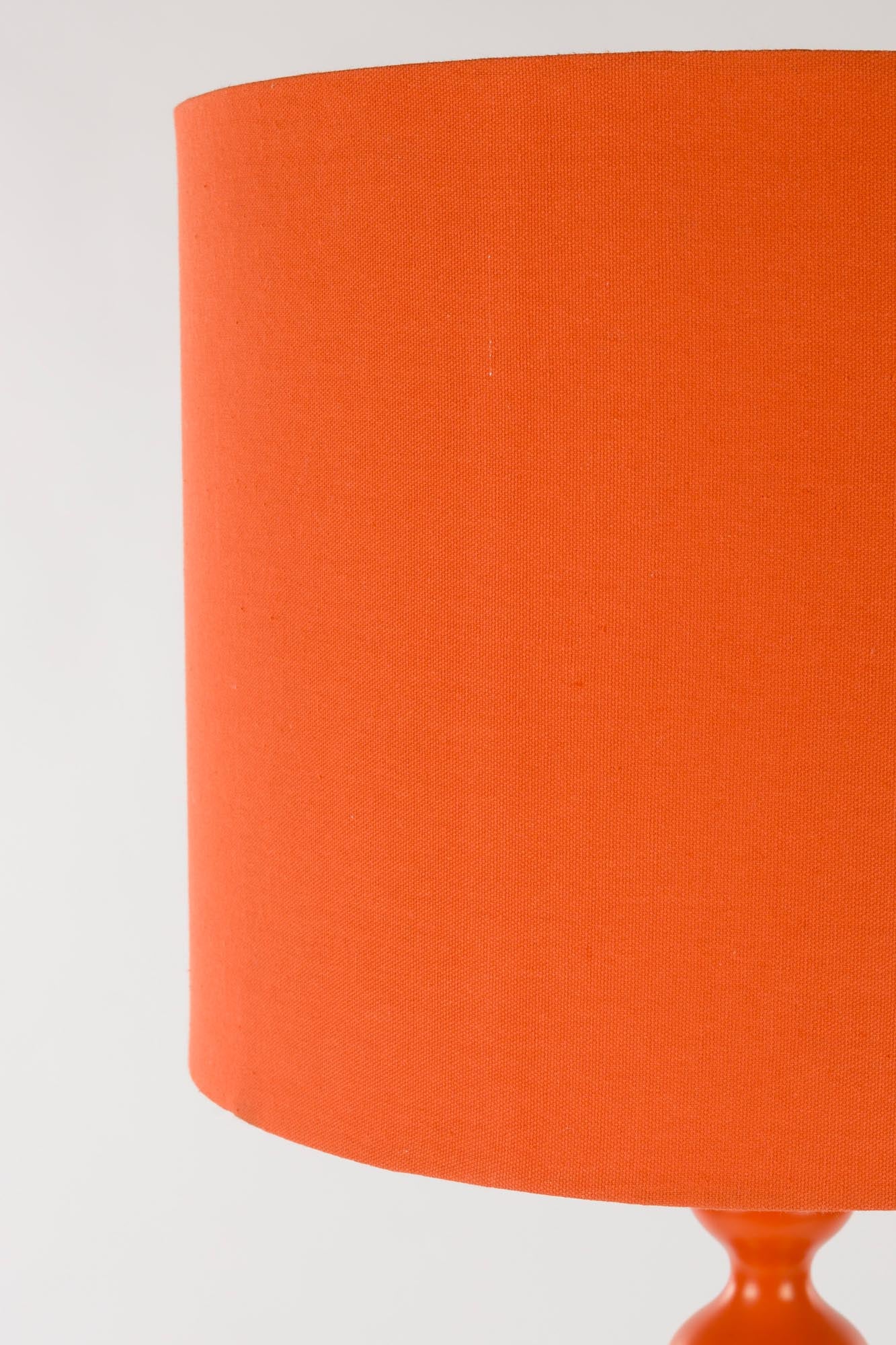 When Orange is King Stehleuchte in Orange präsentiert im Onlineshop von KAQTU Design AG. Stehleuchte ist von Bold Monkey