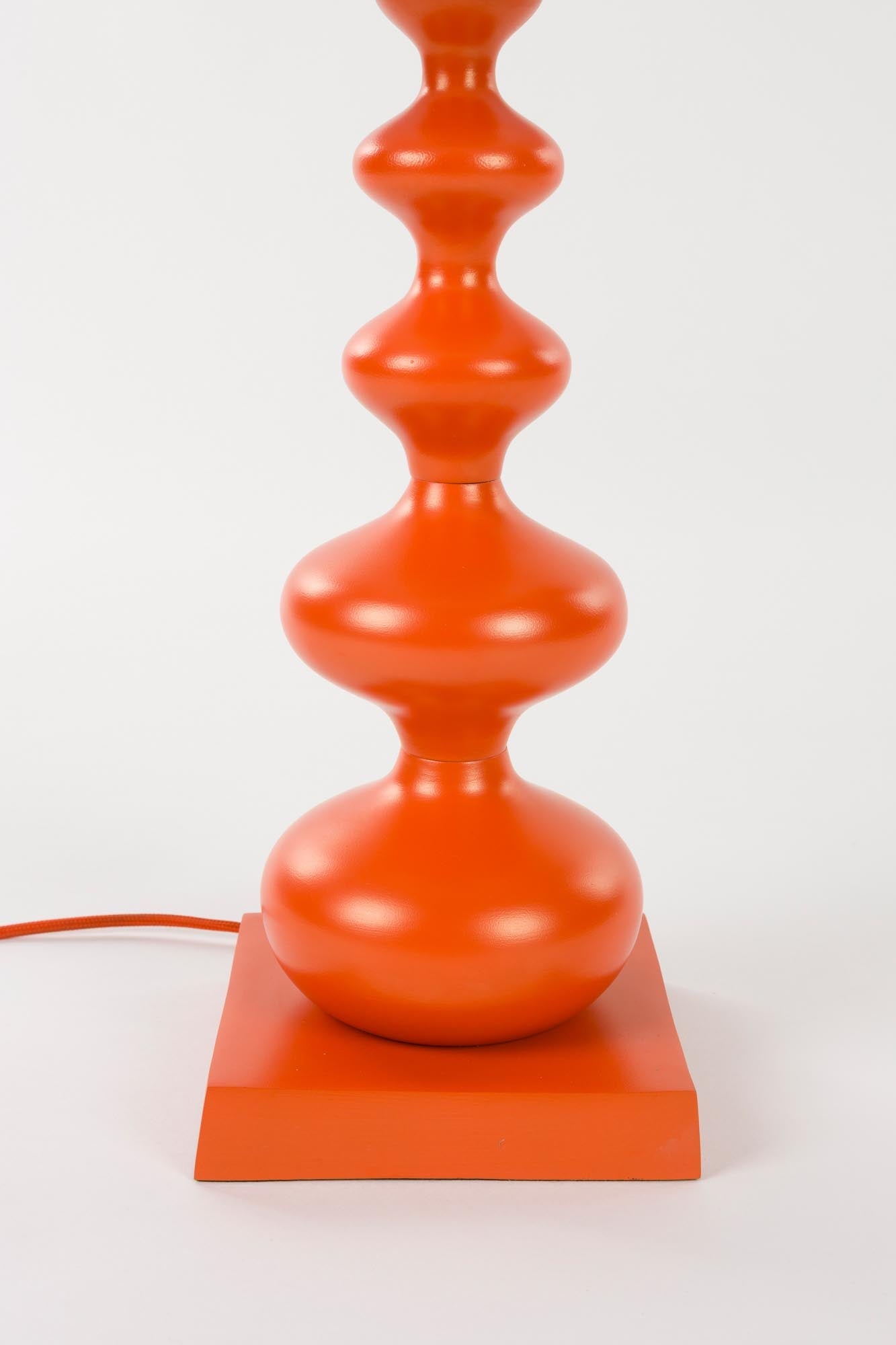 When Orange is King Stehleuchte in Orange präsentiert im Onlineshop von KAQTU Design AG. Stehleuchte ist von Bold Monkey