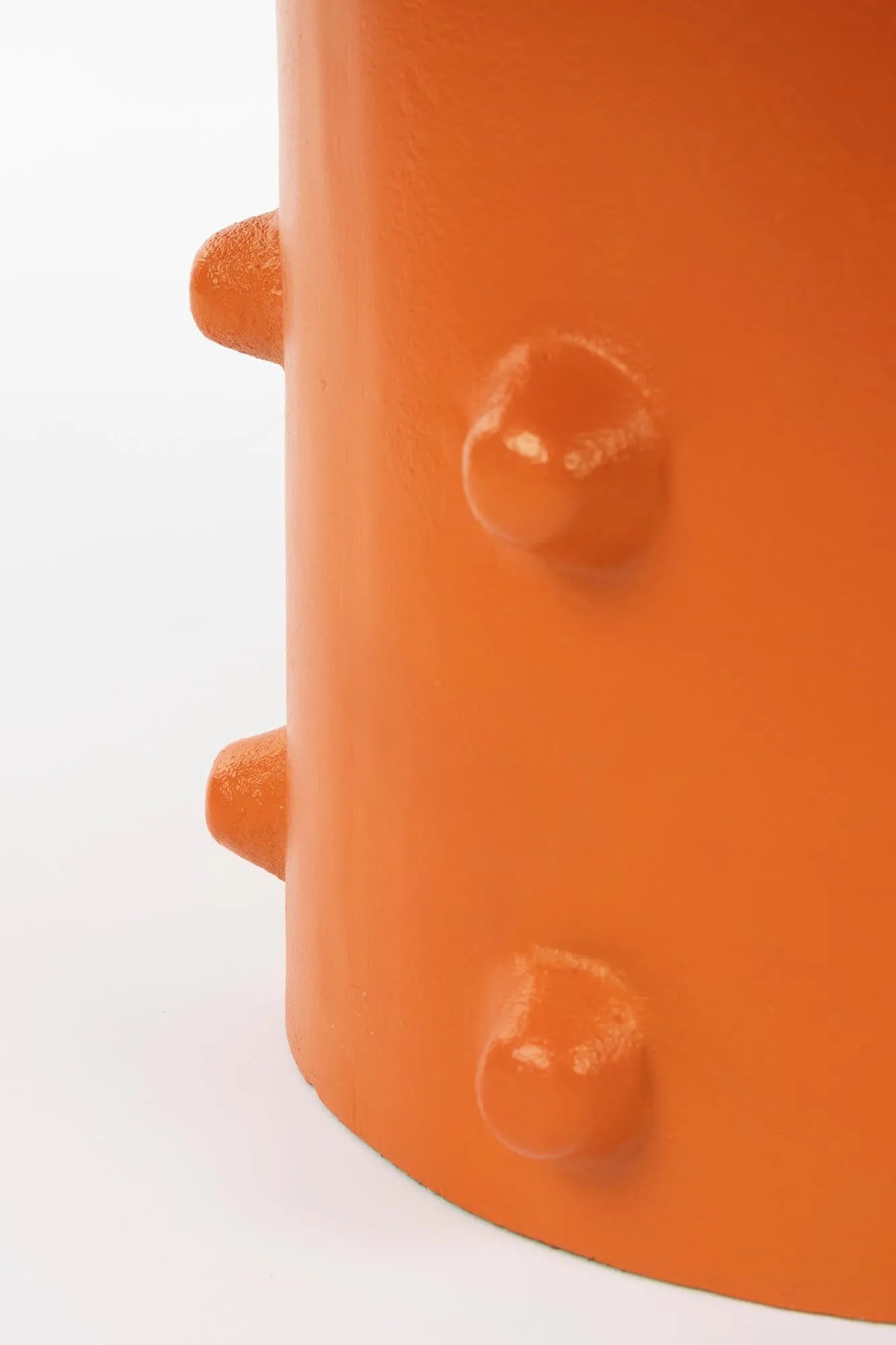 Pinch Me Beistelltisch in Orange präsentiert im Onlineshop von KAQTU Design AG. Beistelltisch ist von Bold Monkey