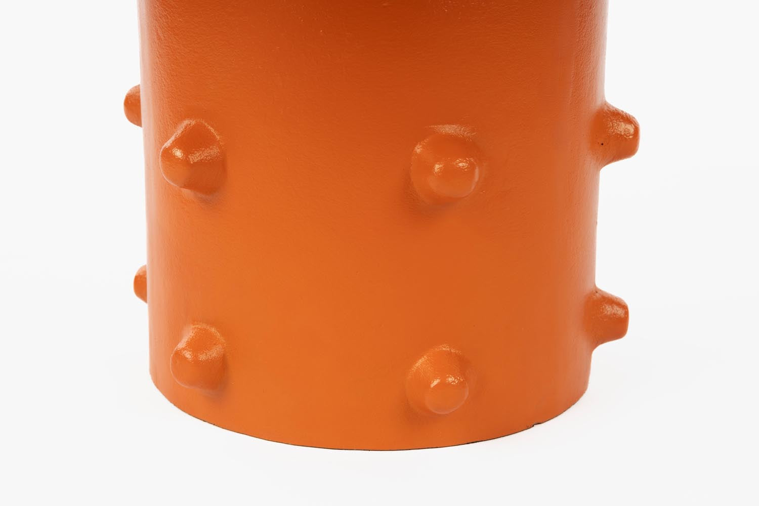 Verleihen Sie Ihrem Zuhause mit dem Pinch Me Beistelltisch von Bold Monkey einen einzigartigen Touch. Das kaktusartige Design und die lebendige orange Farbe machen ihn zum perfekten Blickfang.