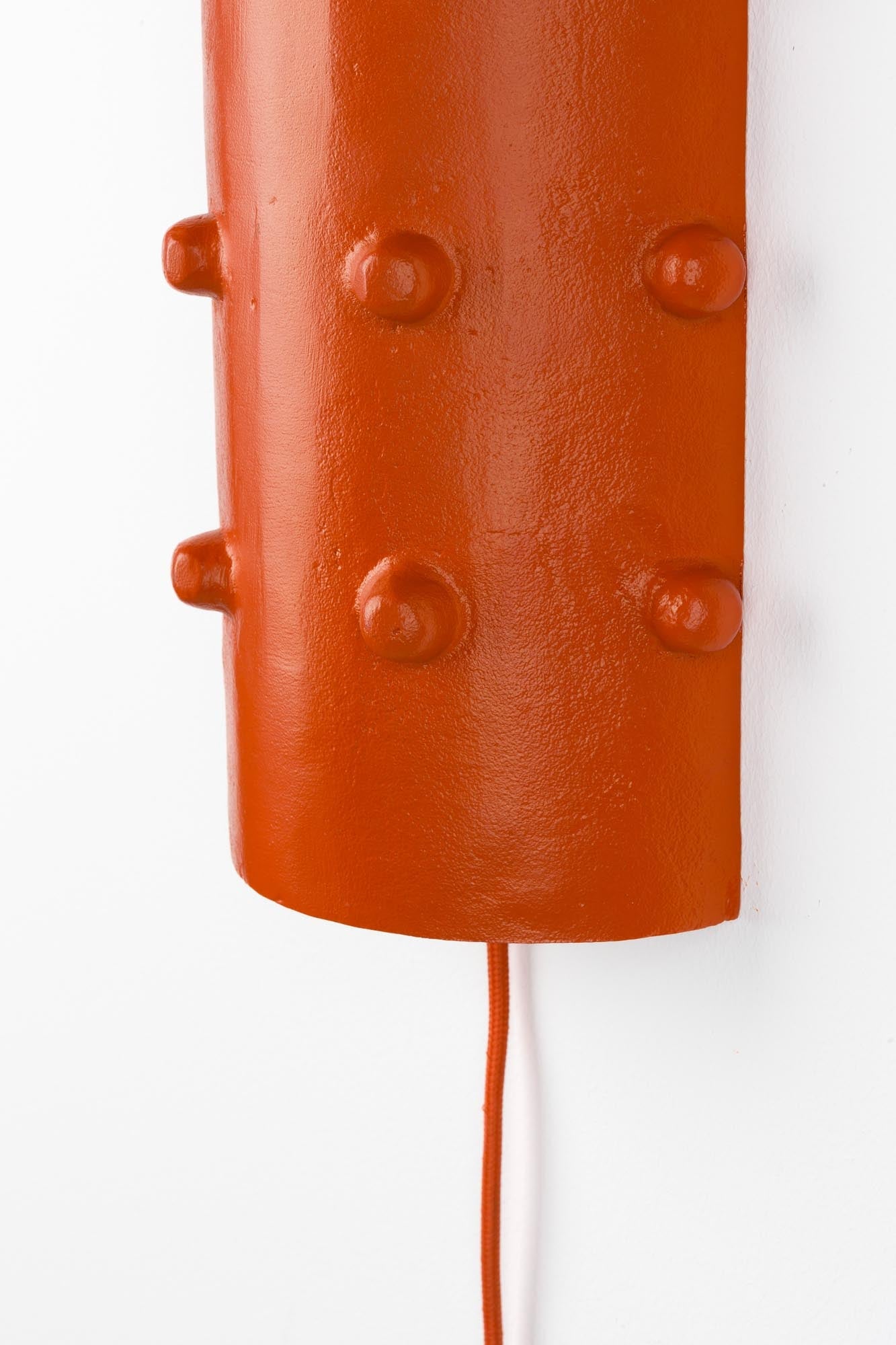 Pinch Me Wandleuchte in Orange präsentiert im Onlineshop von KAQTU Design AG. Wandleuchte ist von Bold Monkey