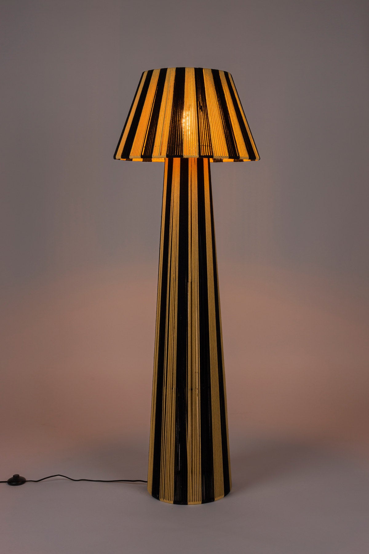 Stehleuchte Stripe it up in Schwarz präsentiert im Onlineshop von KAQTU Design AG. Stehleuchte ist von Bold Monkey