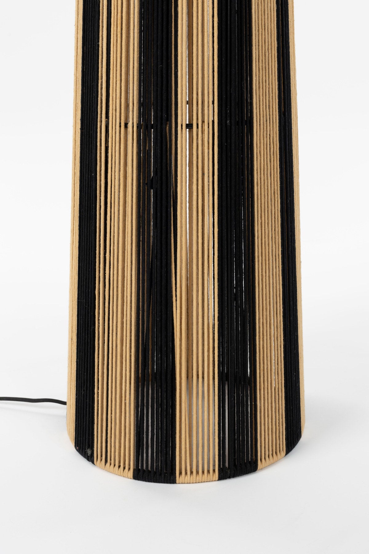 Stehleuchte Stripe it up in Schwarz präsentiert im Onlineshop von KAQTU Design AG. Stehleuchte ist von Bold Monkey