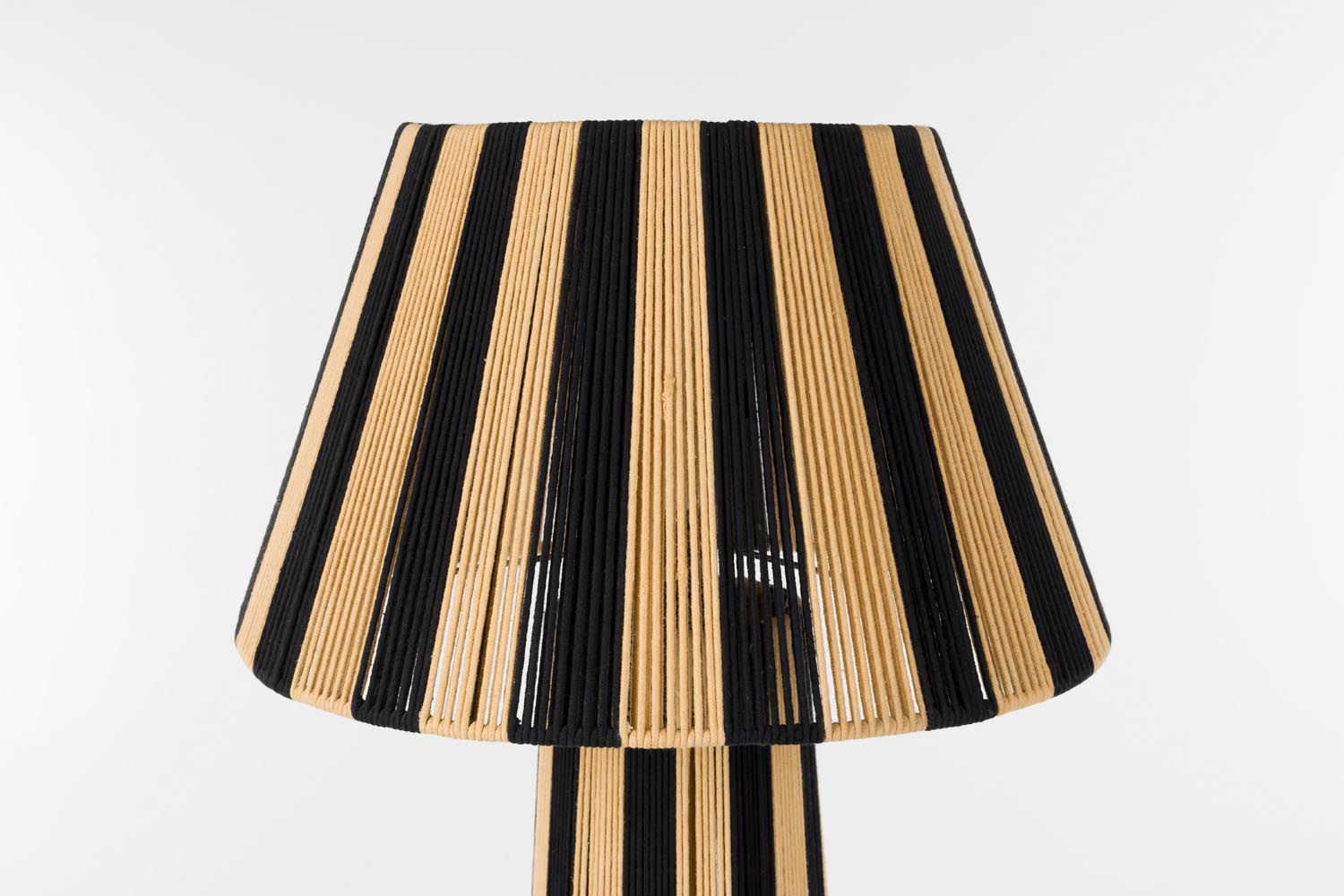 Stehleuchte Stripe it up in Schwarz präsentiert im Onlineshop von KAQTU Design AG. Stehleuchte ist von Bold Monkey