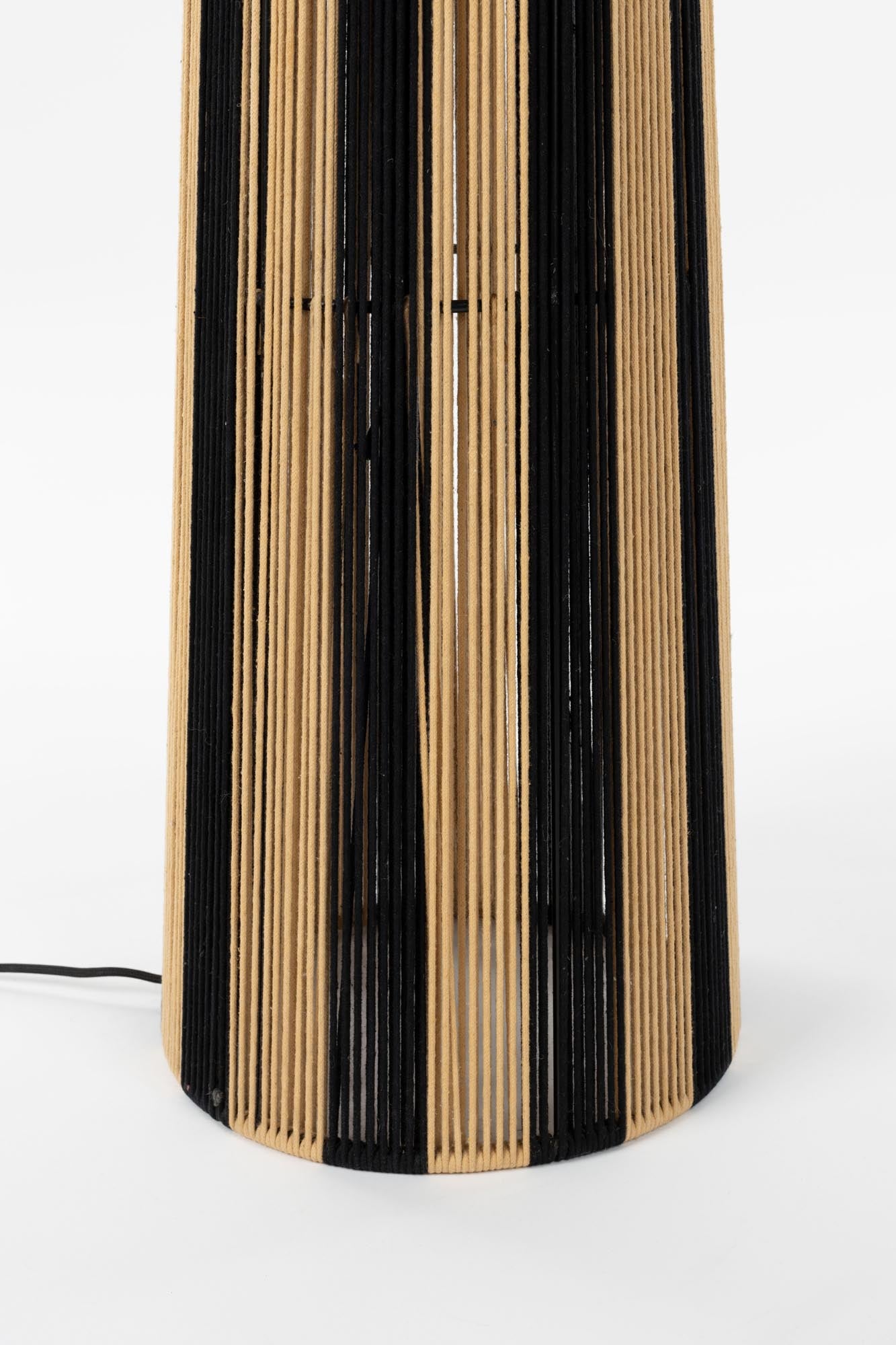 Stehleuchte Stripe it up in Schwarz präsentiert im Onlineshop von KAQTU Design AG. Stehleuchte ist von Bold Monkey