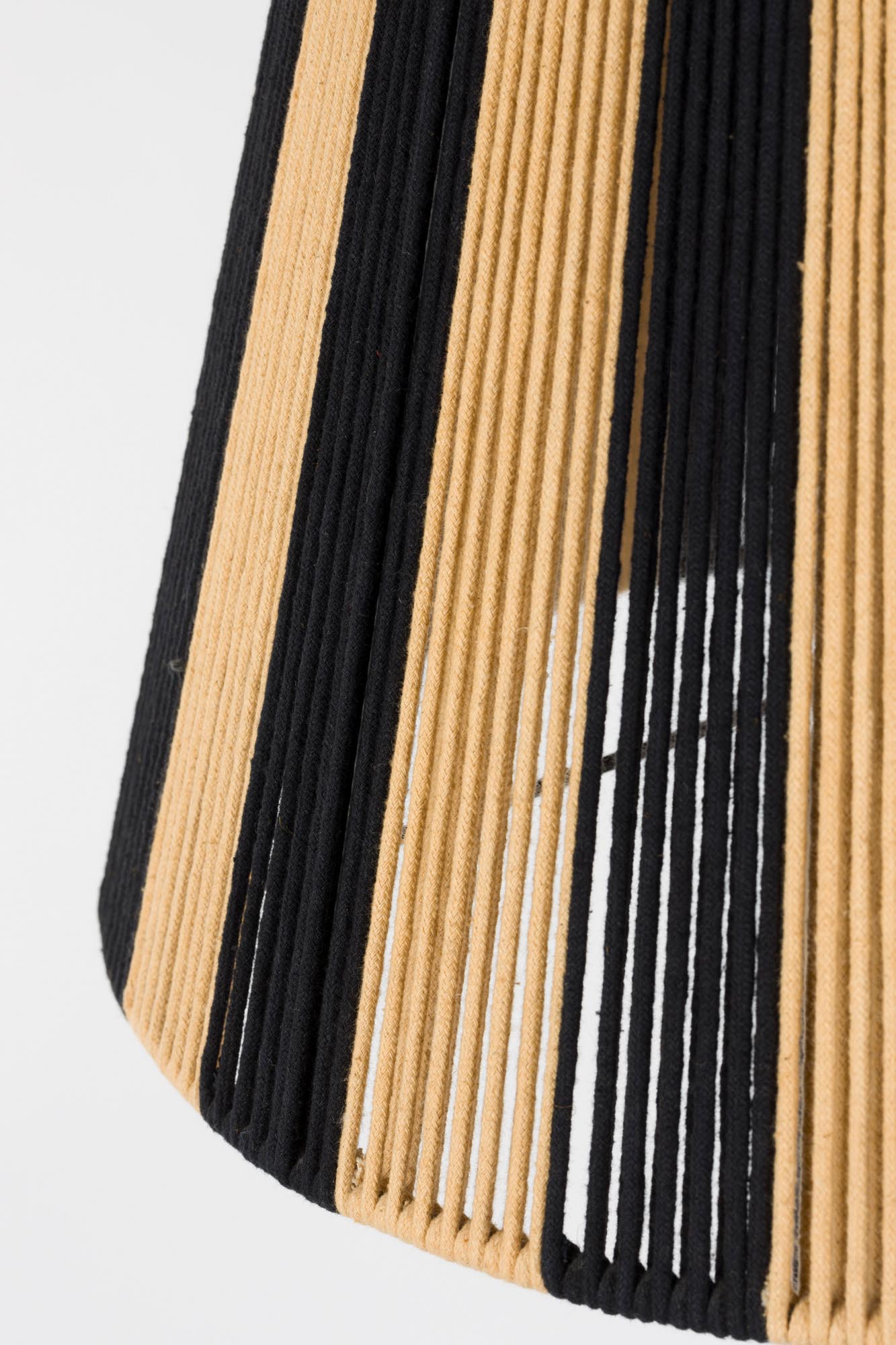 Stehleuchte Stripe it up in Schwarz präsentiert im Onlineshop von KAQTU Design AG. Stehleuchte ist von Bold Monkey