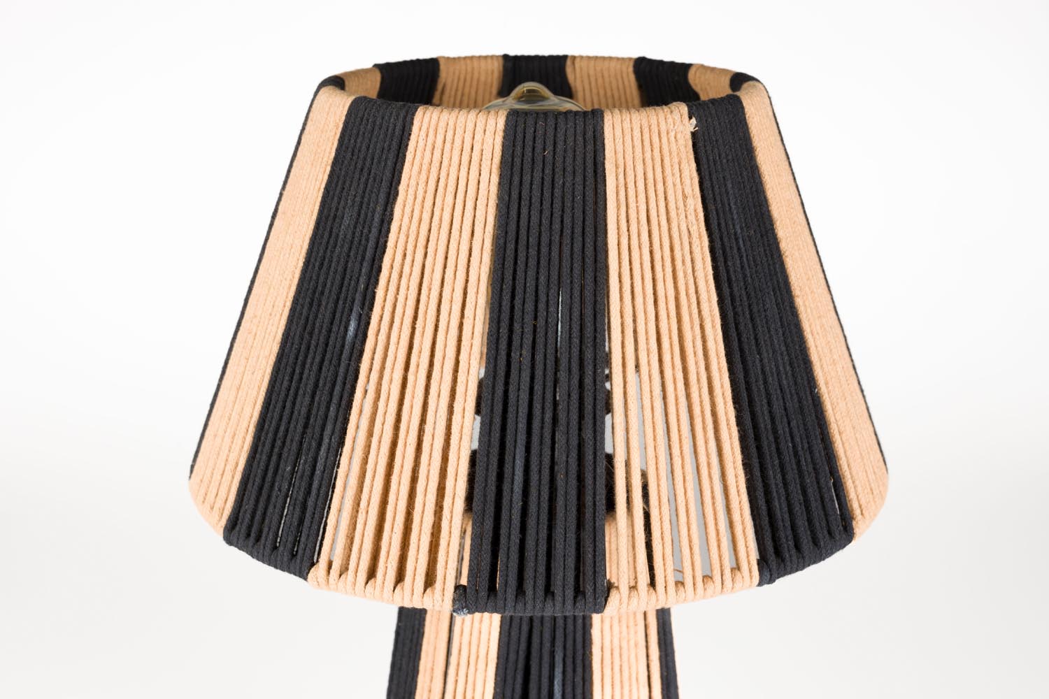 Tischleuchte Stripe it up in Schwarz präsentiert im Onlineshop von KAQTU Design AG. Tischleuchte ist von Bold Monkey