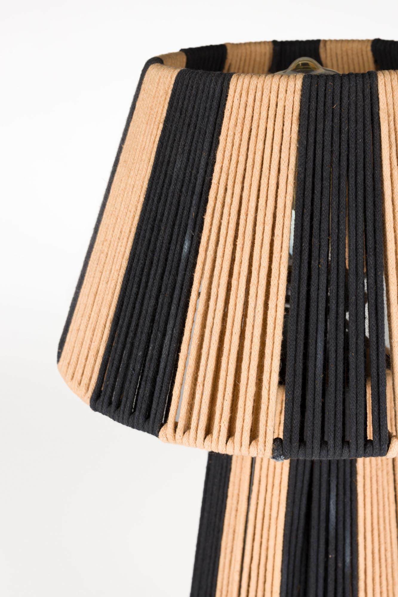 Tischleuchte Stripe it up in Schwarz präsentiert im Onlineshop von KAQTU Design AG. Tischleuchte ist von Bold Monkey