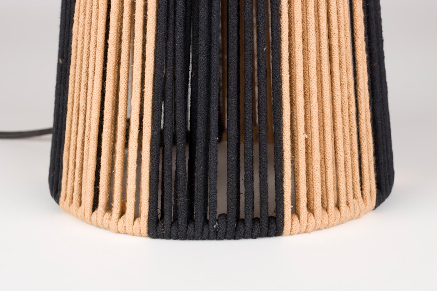 Verleihen Sie Ihrem Raum mit der Tischleuchte Stripe it up von Bold Monkey einen Hauch von Eleganz. Hochwertige Materialien und ein einzigartiges Design machen sie zum perfekten Blickfang!