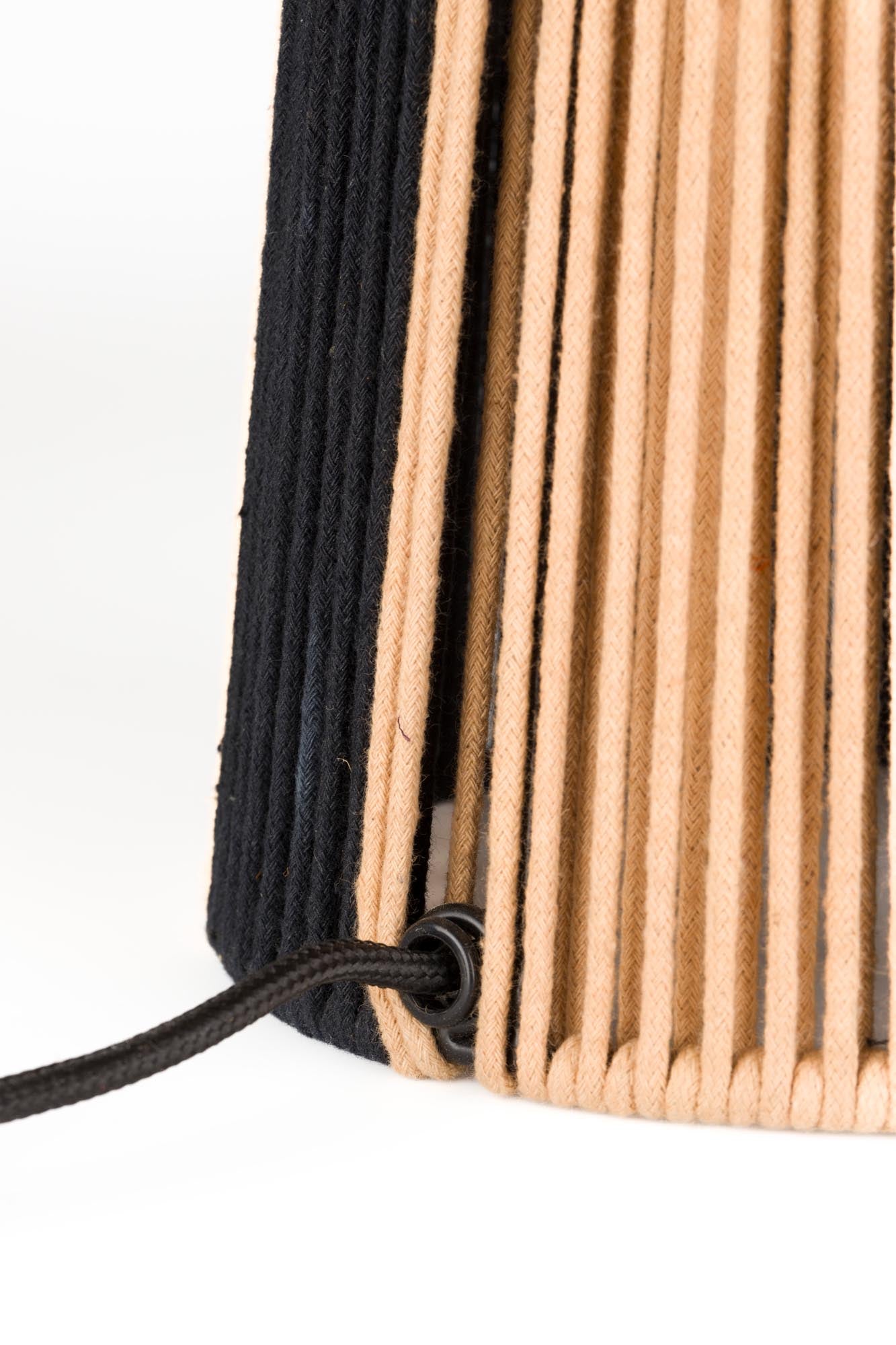 Tischleuchte Stripe it up in Schwarz präsentiert im Onlineshop von KAQTU Design AG. Tischleuchte ist von Bold Monkey