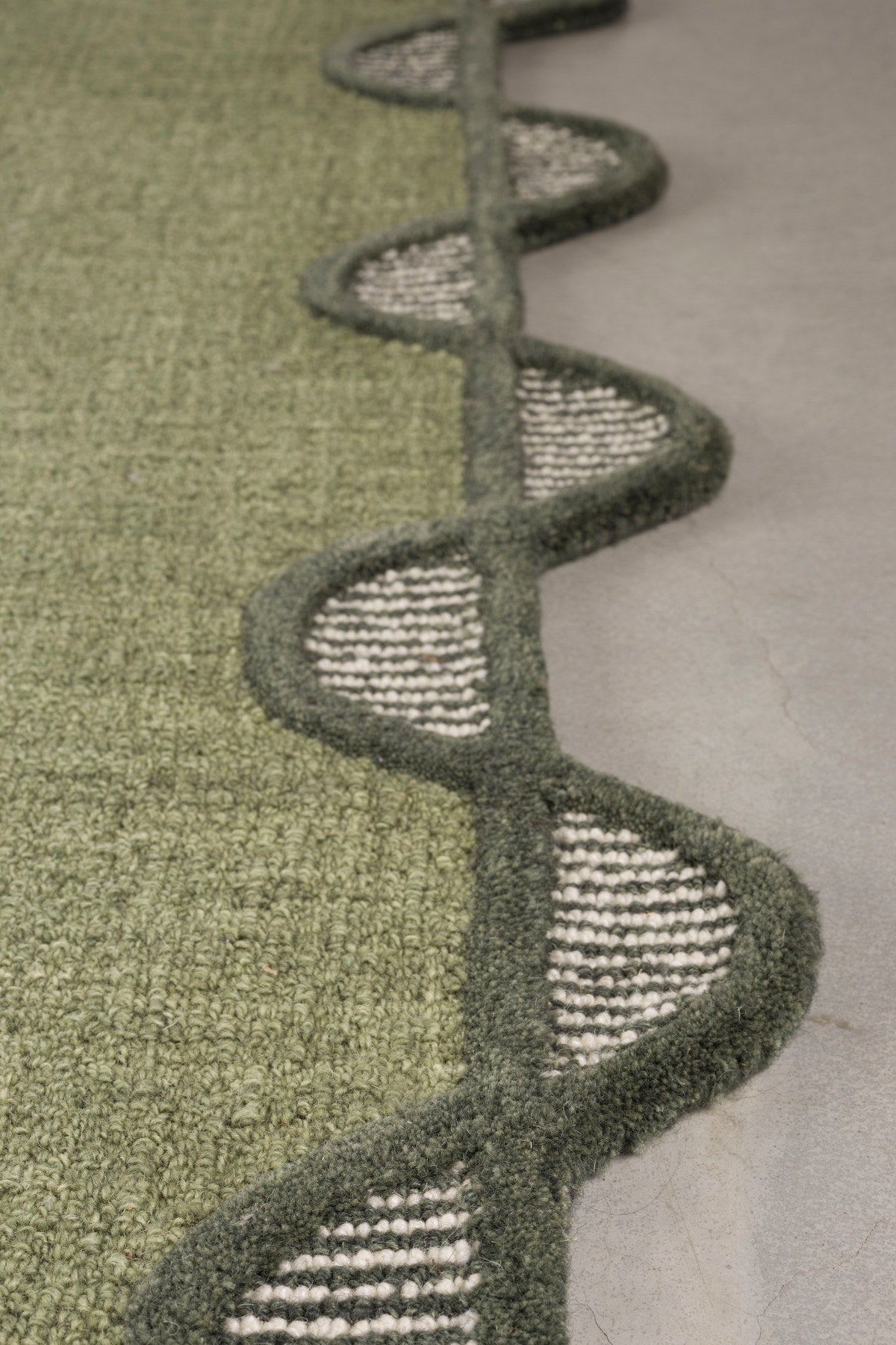 Teppich Sugar Lines in Grün präsentiert im Onlineshop von KAQTU Design AG. Teppich ist von Bold Monkey