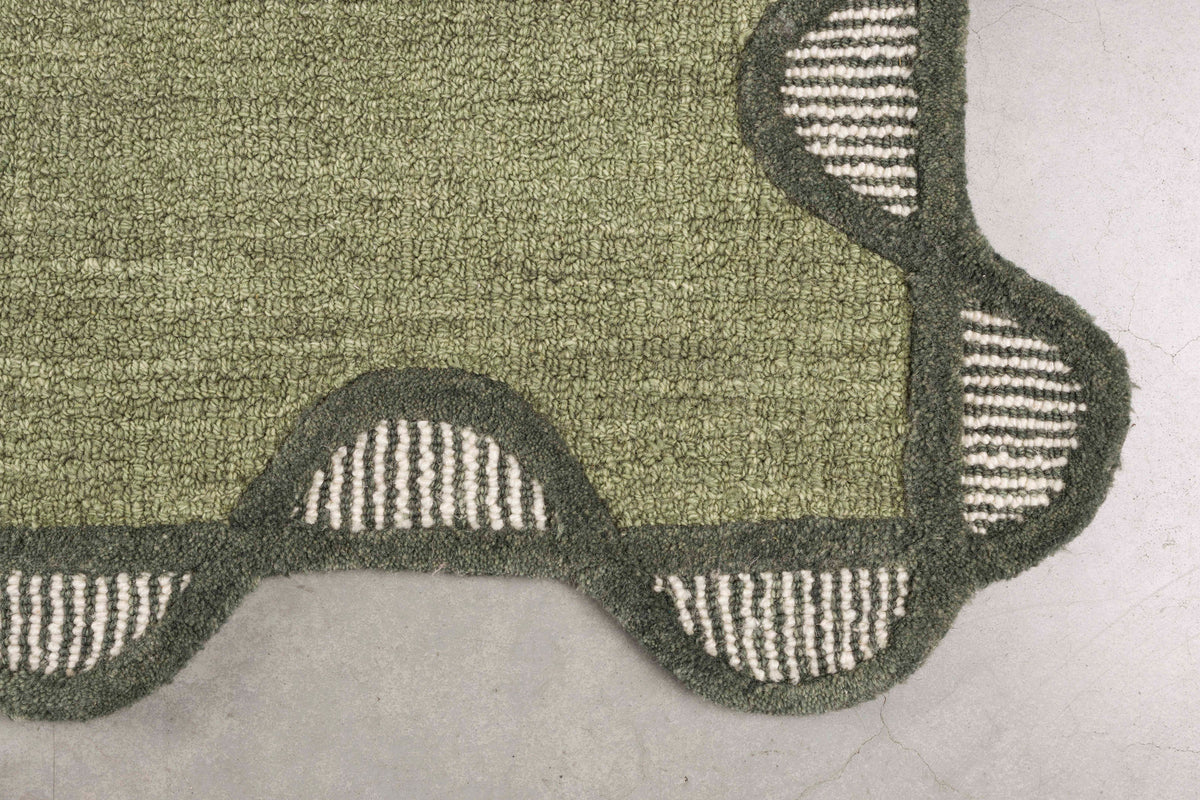 Teppich Sugar Lines in Grün präsentiert im Onlineshop von KAQTU Design AG. Teppich ist von Bold Monkey