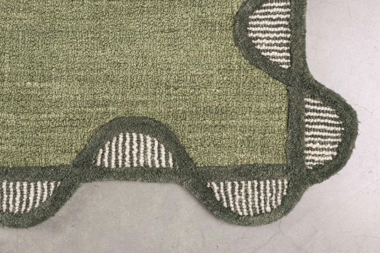 Teppich Sugar Lines in Grün präsentiert im Onlineshop von KAQTU Design AG. Teppich ist von Bold Monkey