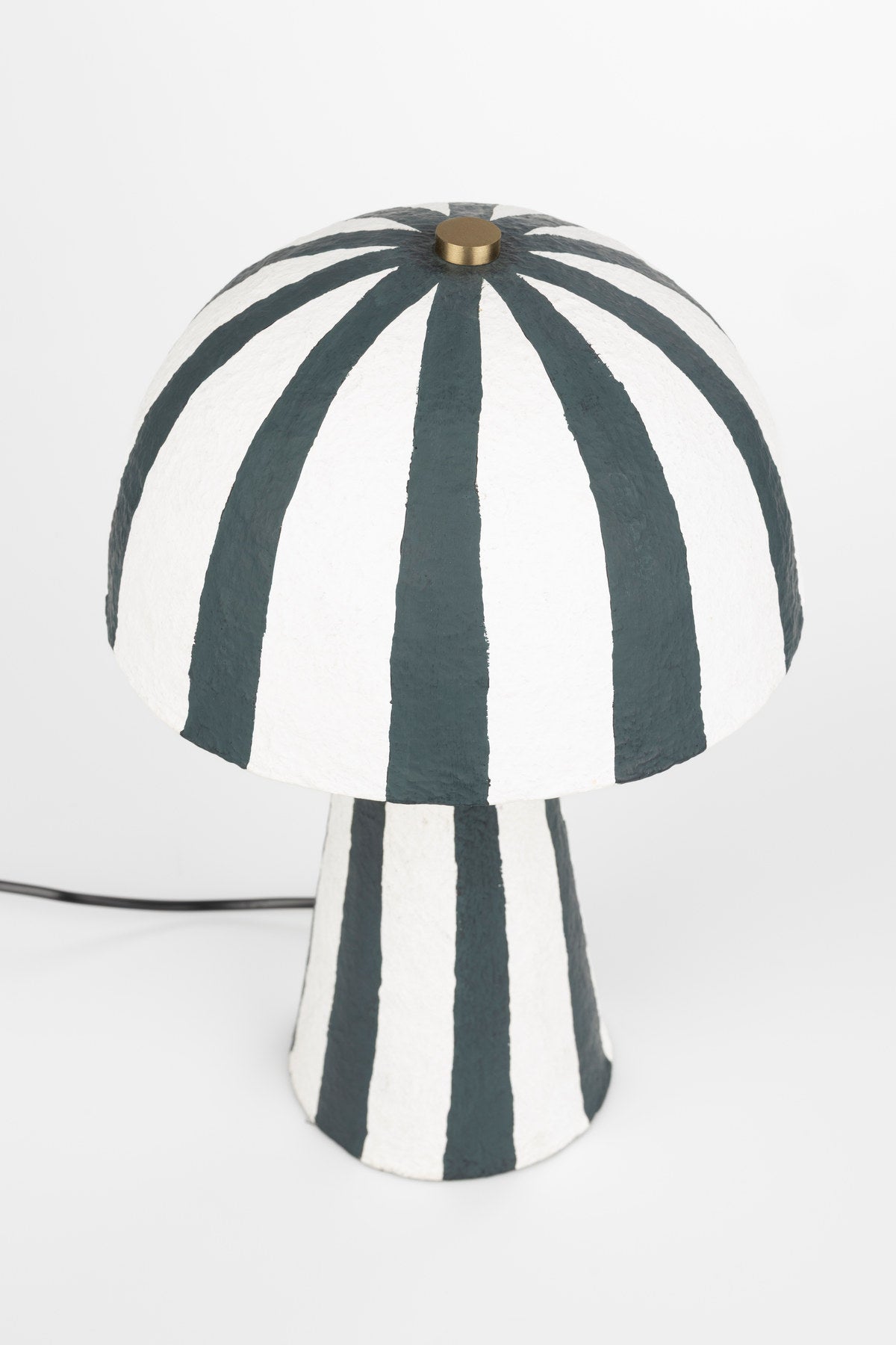 Schwarz-weiss gestreifte Tischleuchte Zebra Rebel mit halbrundem Papierschirm und konischem Fuss