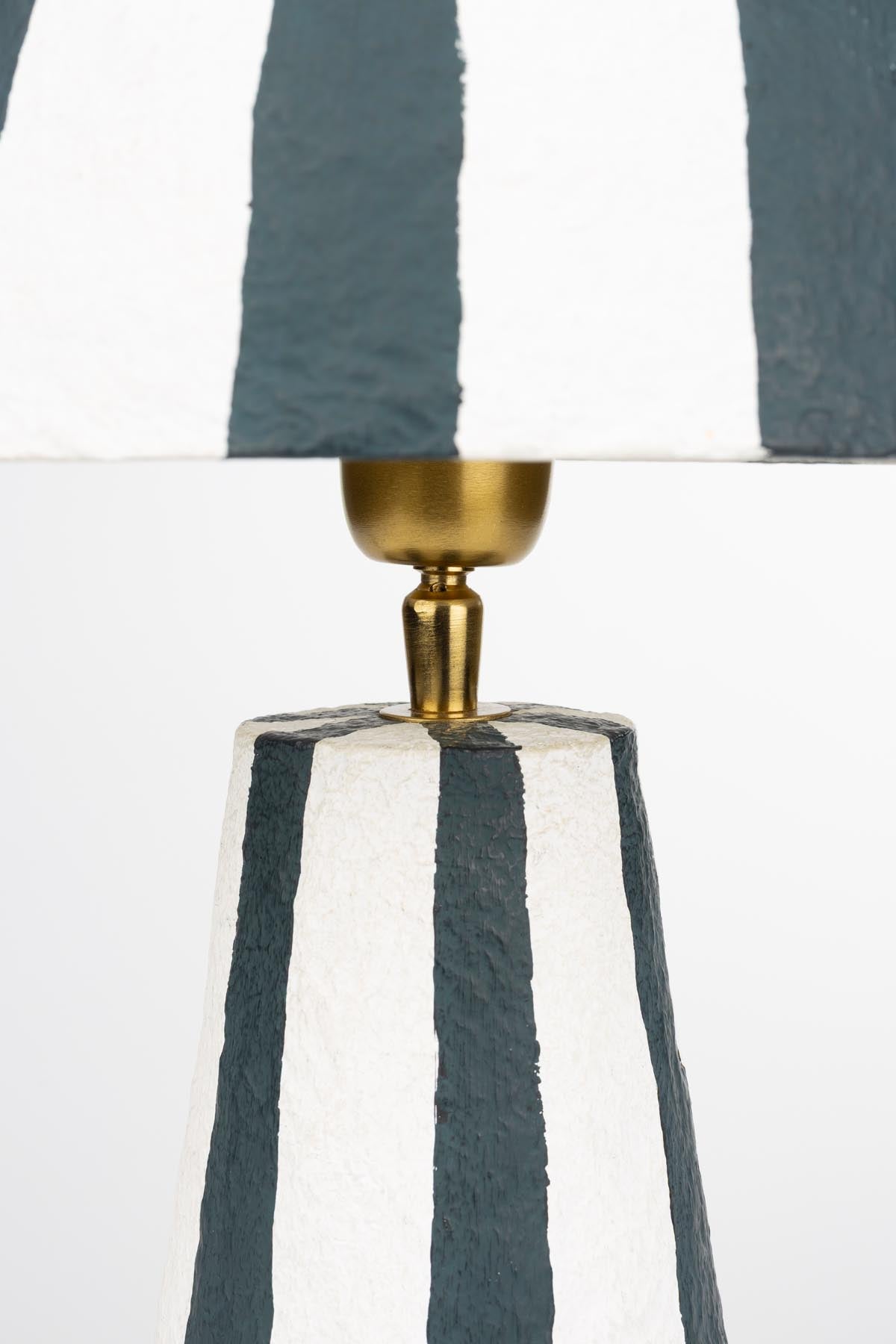 Tischlampe Zebra Rebel in Schwarz präsentiert im Onlineshop von KAQTU Design AG. Tischleuchte ist von Bold Monkey