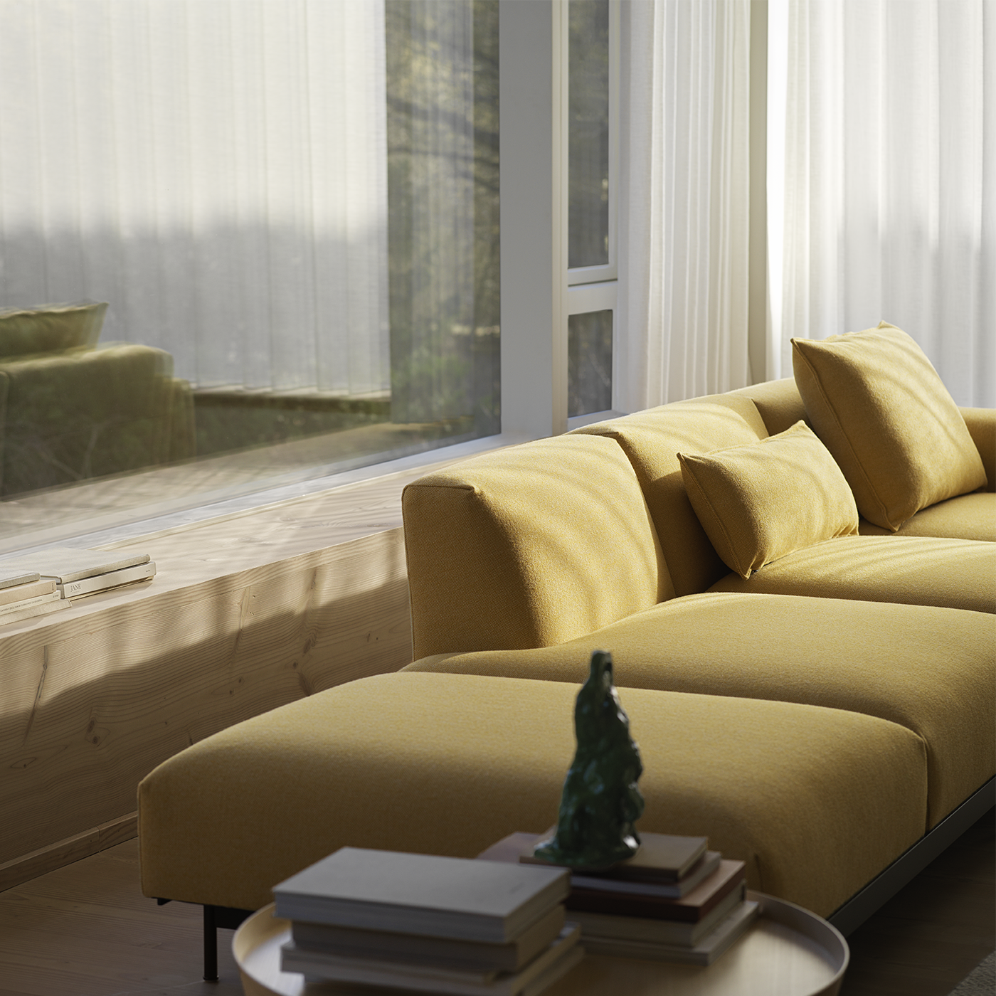 Das Wohnzimmer ist mit einem gelben Sofa eingerichtet. Die Sonne scheint durch das Fenster und verleiht dem Raum natürliches Licht. 