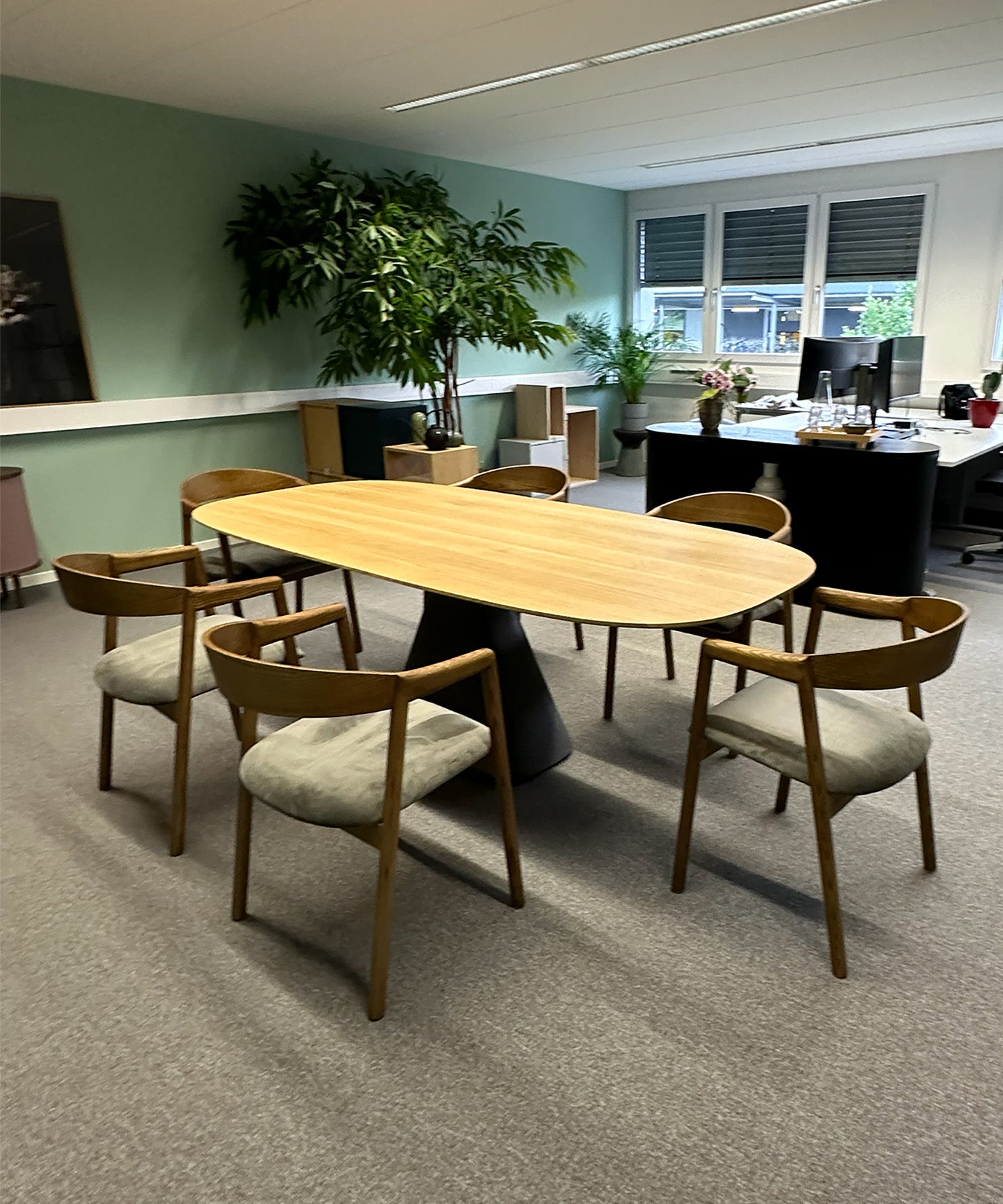 Executive Office eines Büroprojekts mit Schreibtischen und Meetingtisch