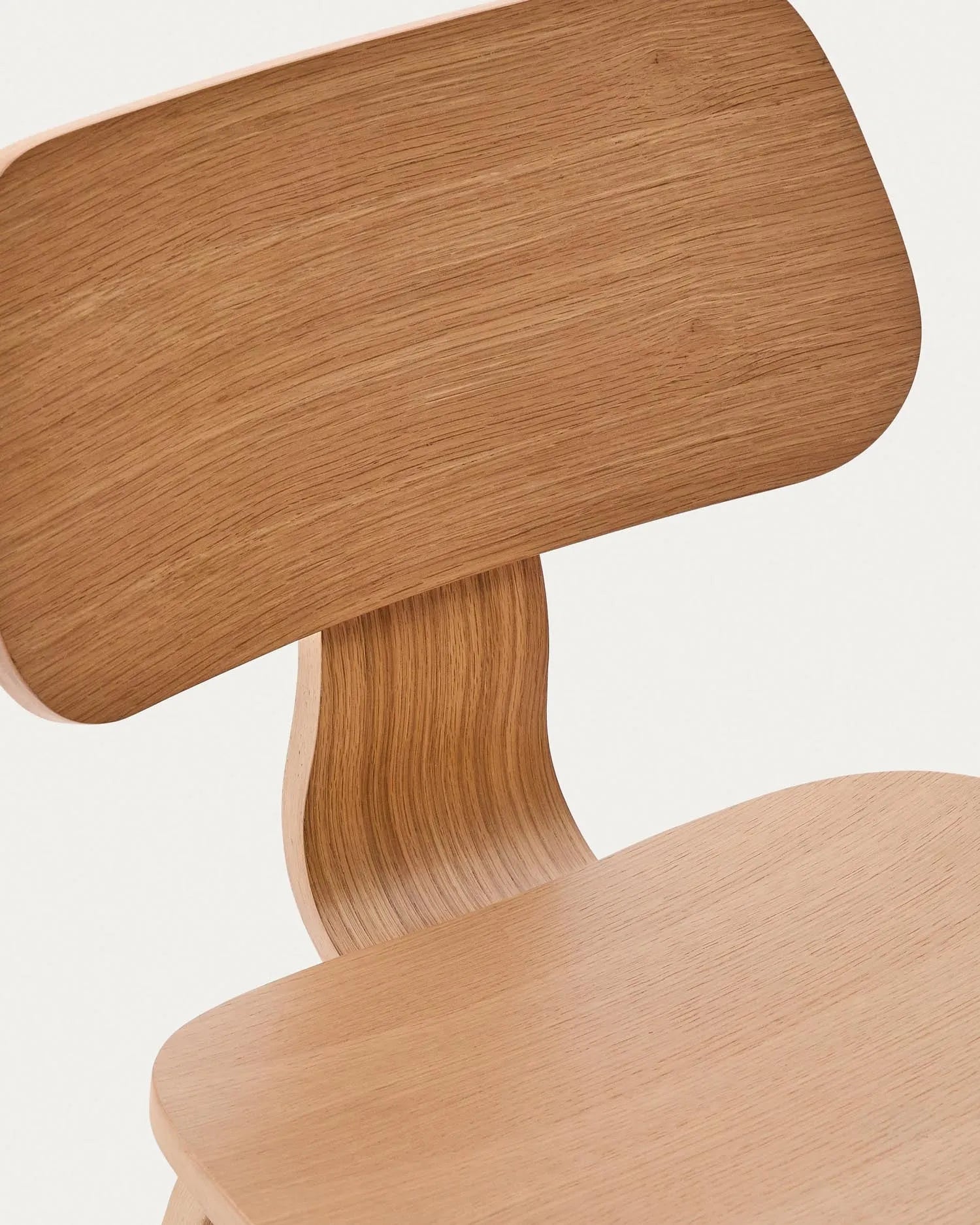 Eleganter Stuhl aus Eichenfurnier und Kautschukholz mit Marmorakzenten, ergonomisch und vielseitig für jeden Raum.