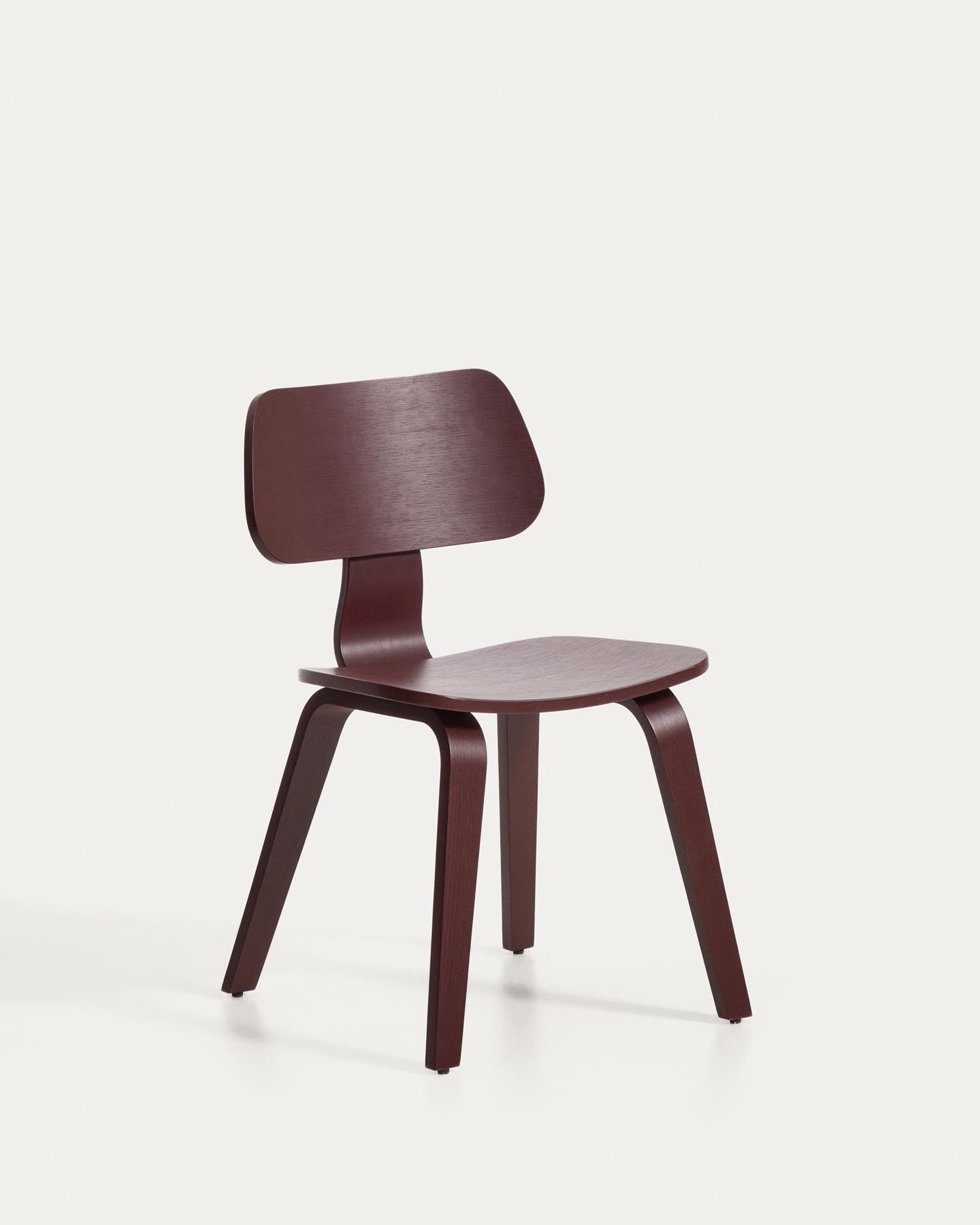 Gena-Stuhl aus Eichenfurnier mit bordeauxrotem Finish in Rot präsentiert im Onlineshop von KAQTU Design AG. Stuhl ist von Kave Home