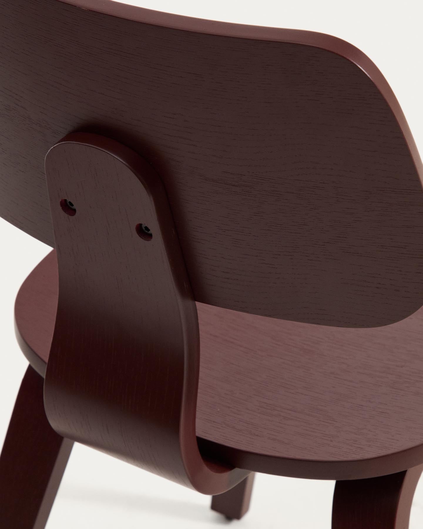 Gena-Stuhl aus Eichenfurnier mit bordeauxrotem Finish in Rot präsentiert im Onlineshop von KAQTU Design AG. Stuhl ist von Kave Home
