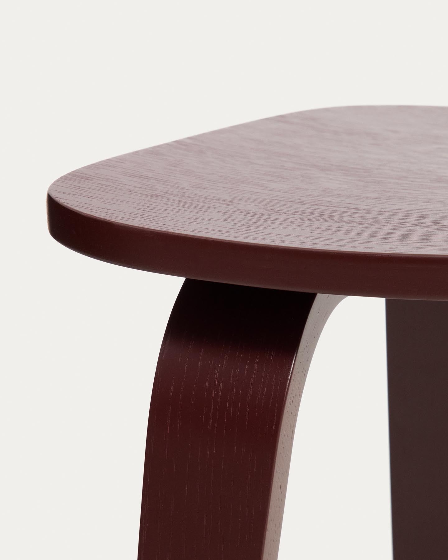 Gena-Stuhl aus Eichenfurnier mit bordeauxrotem Finish in Rot präsentiert im Onlineshop von KAQTU Design AG. Stuhl ist von Kave Home