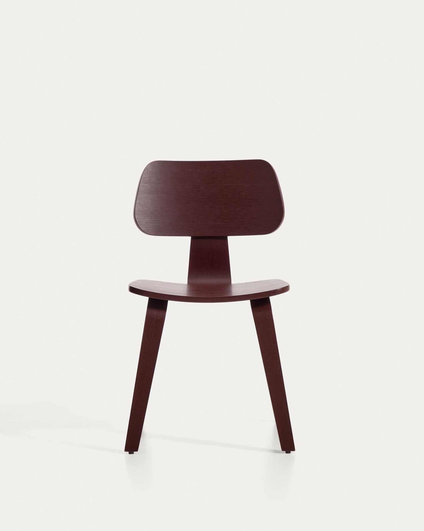 Gena-Stuhl aus Eichenfurnier mit bordeauxrotem Finish in Rot präsentiert im Onlineshop von KAQTU Design AG. Stuhl ist von Kave Home