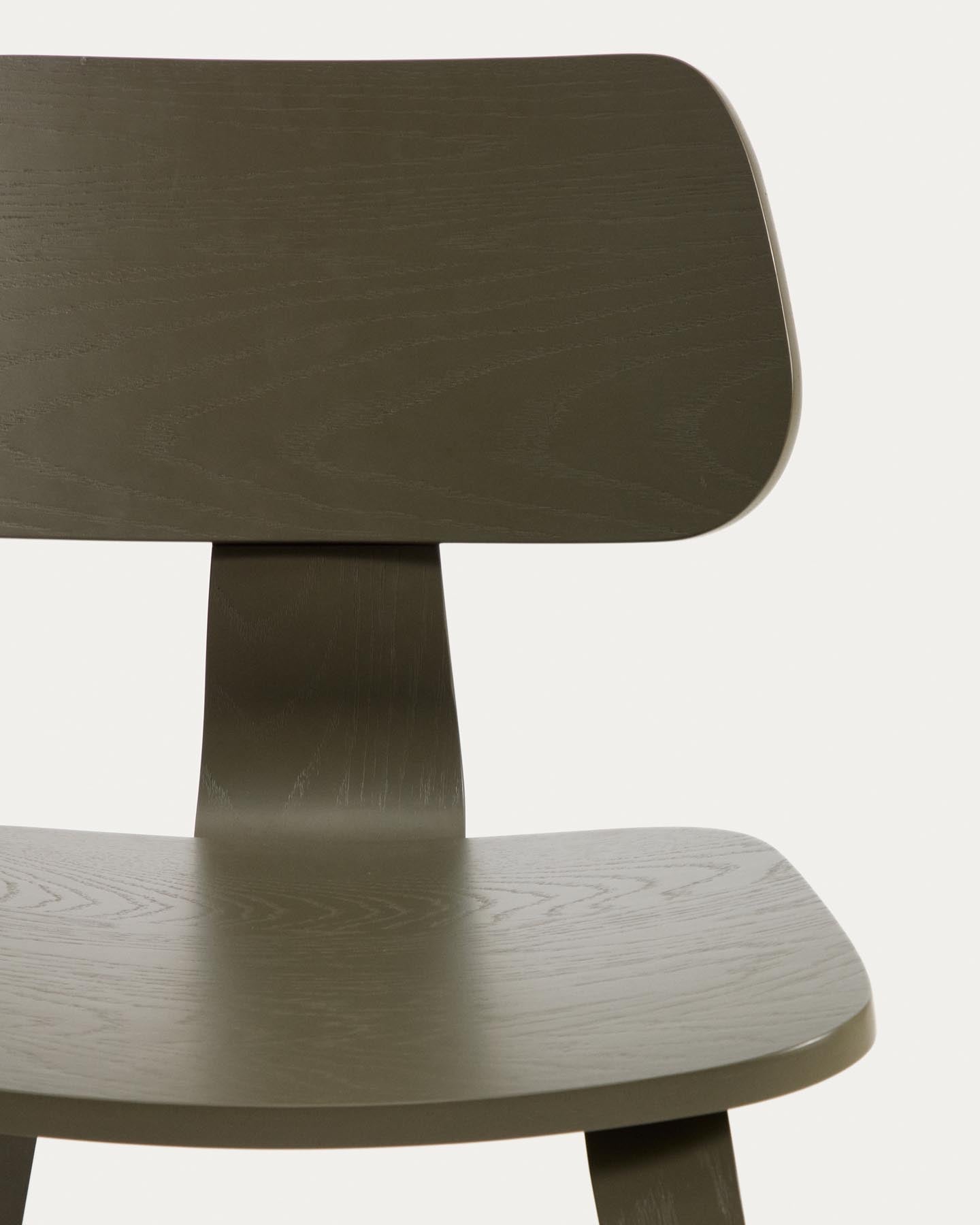 Gena-Stuhl aus Eichenfurnier mit grünem Finish in Grün präsentiert im Onlineshop von KAQTU Design AG. Stuhl ist von Kave Home