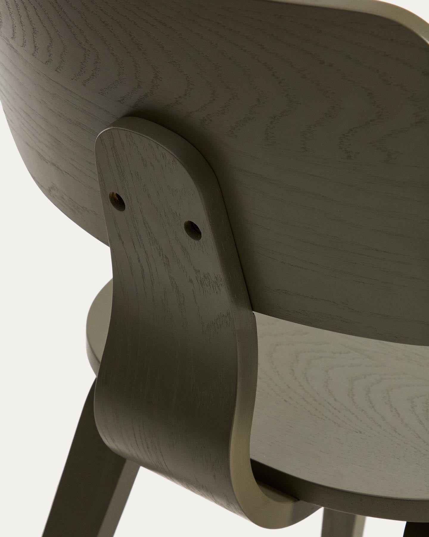 Gena-Stuhl aus Eichenfurnier mit grünem Finish in Grün präsentiert im Onlineshop von KAQTU Design AG. Stuhl ist von Kave Home