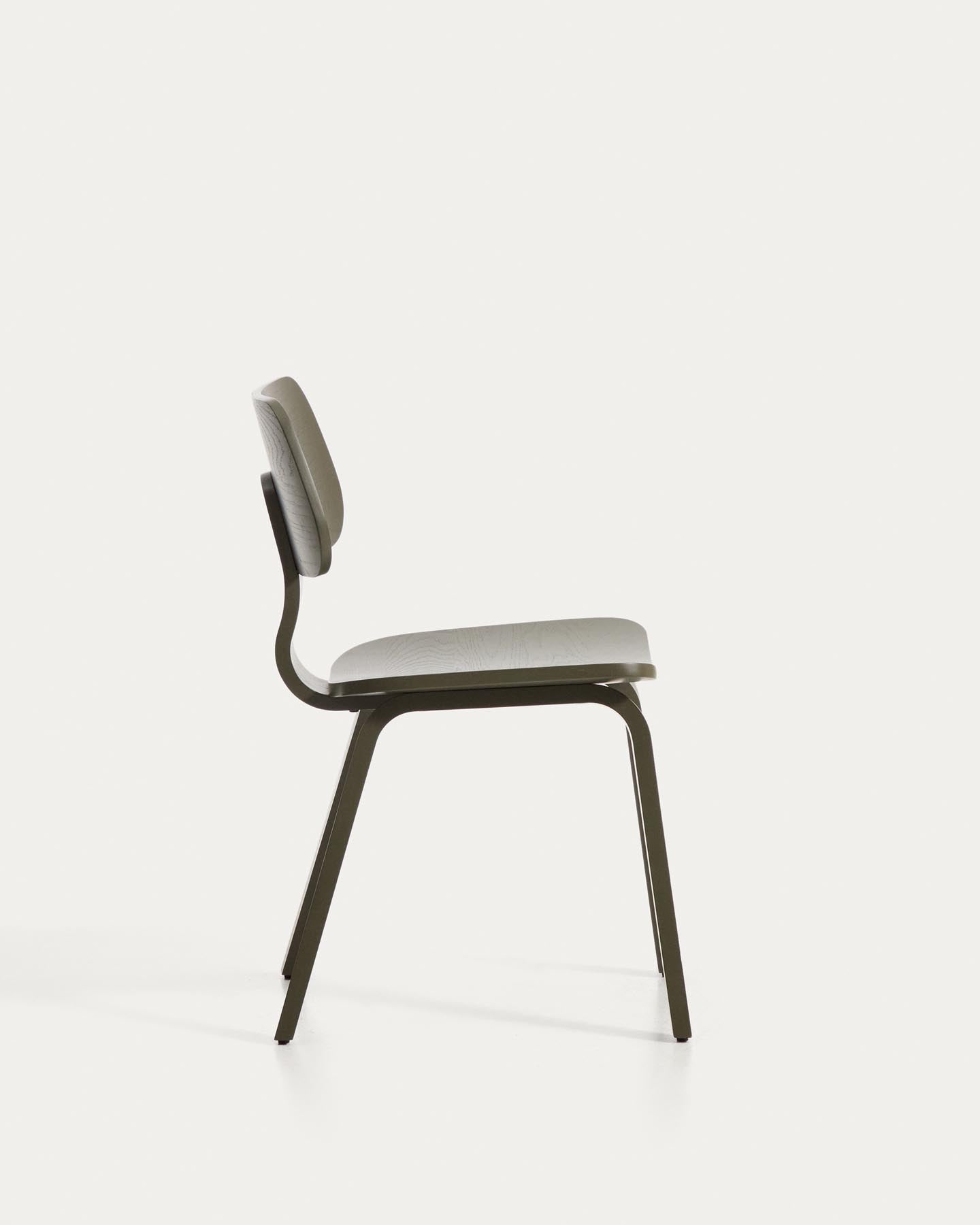 Gena-Stuhl aus Eichenfurnier mit grünem Finish in Grün präsentiert im Onlineshop von KAQTU Design AG. Stuhl ist von Kave Home