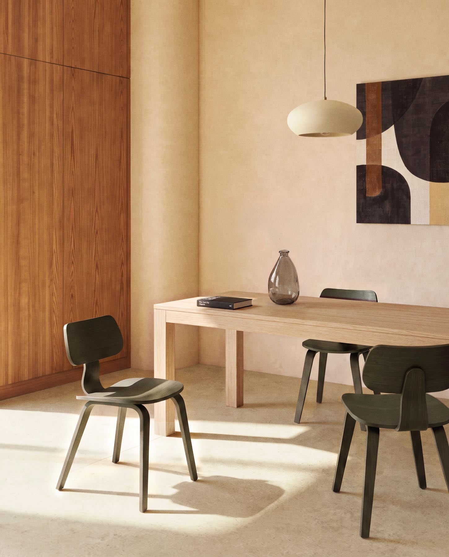 Gena-Stuhl aus Eichenfurnier mit grünem Finish in Grün präsentiert im Onlineshop von KAQTU Design AG. Stuhl ist von Kave Home