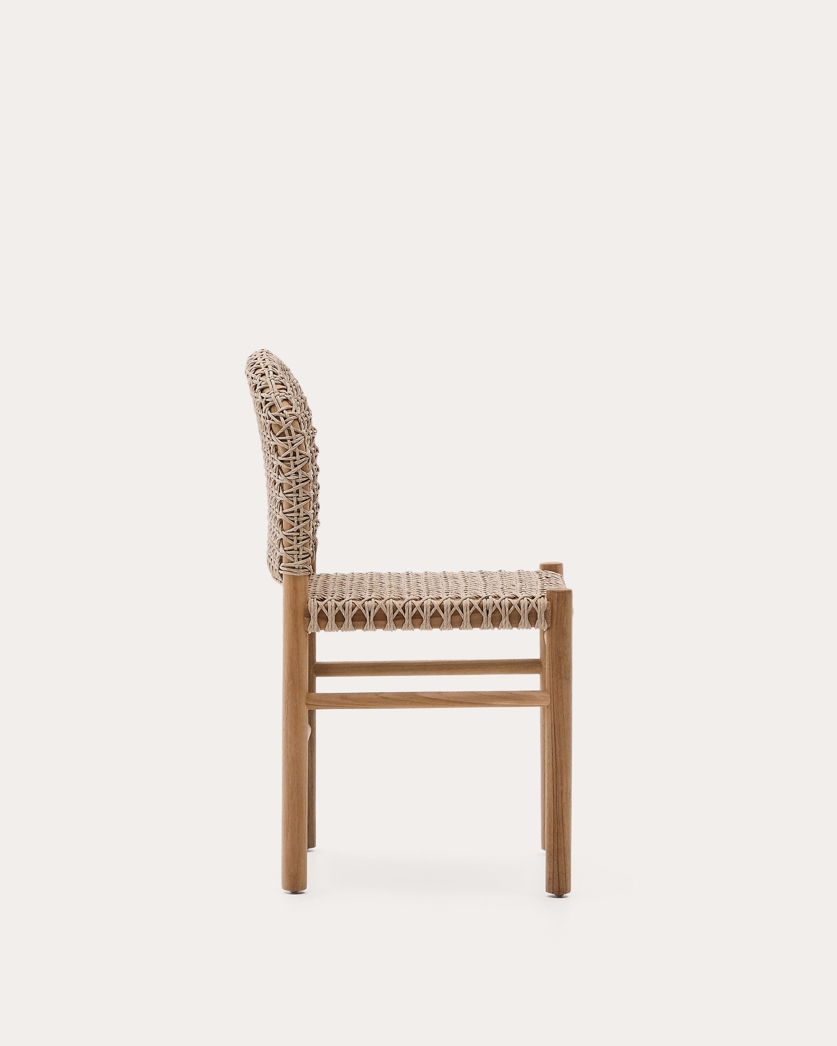 Der Tavira-Stuhl aus Teakholz vereint zeitlose Eleganz und Robustheit, ideal für stilvolle und langlebige Outdoor-Momente.