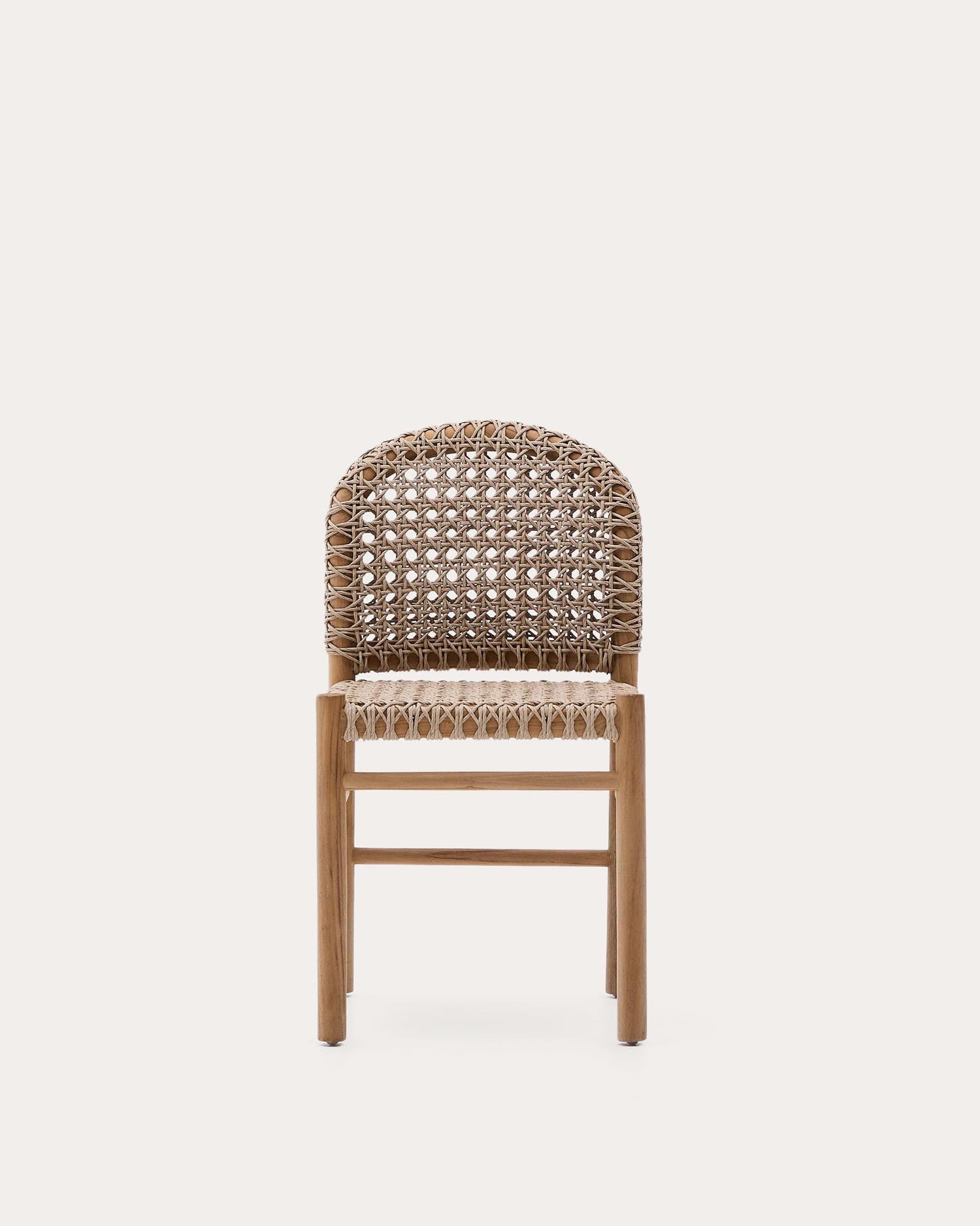 Der Tavira-Stuhl aus Teakholz vereint zeitlose Eleganz und Robustheit, ideal für stilvolle und langlebige Outdoor-Momente.