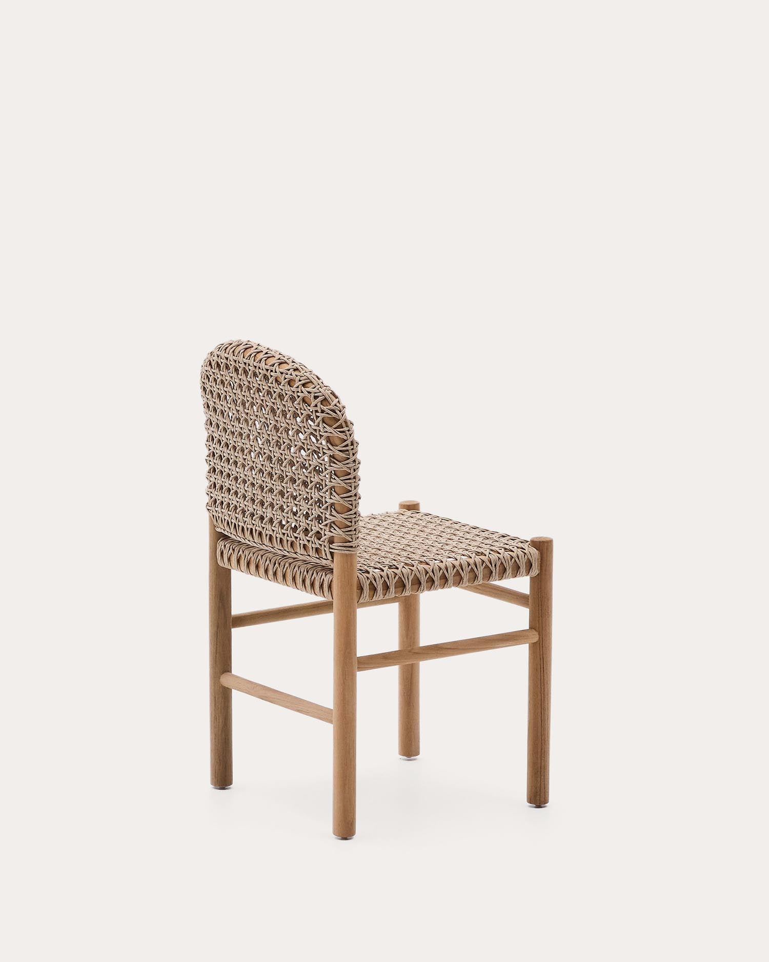 Der Tavira-Stuhl aus Teakholz vereint zeitlose Eleganz und Robustheit, ideal für stilvolle und langlebige Outdoor-Momente.
