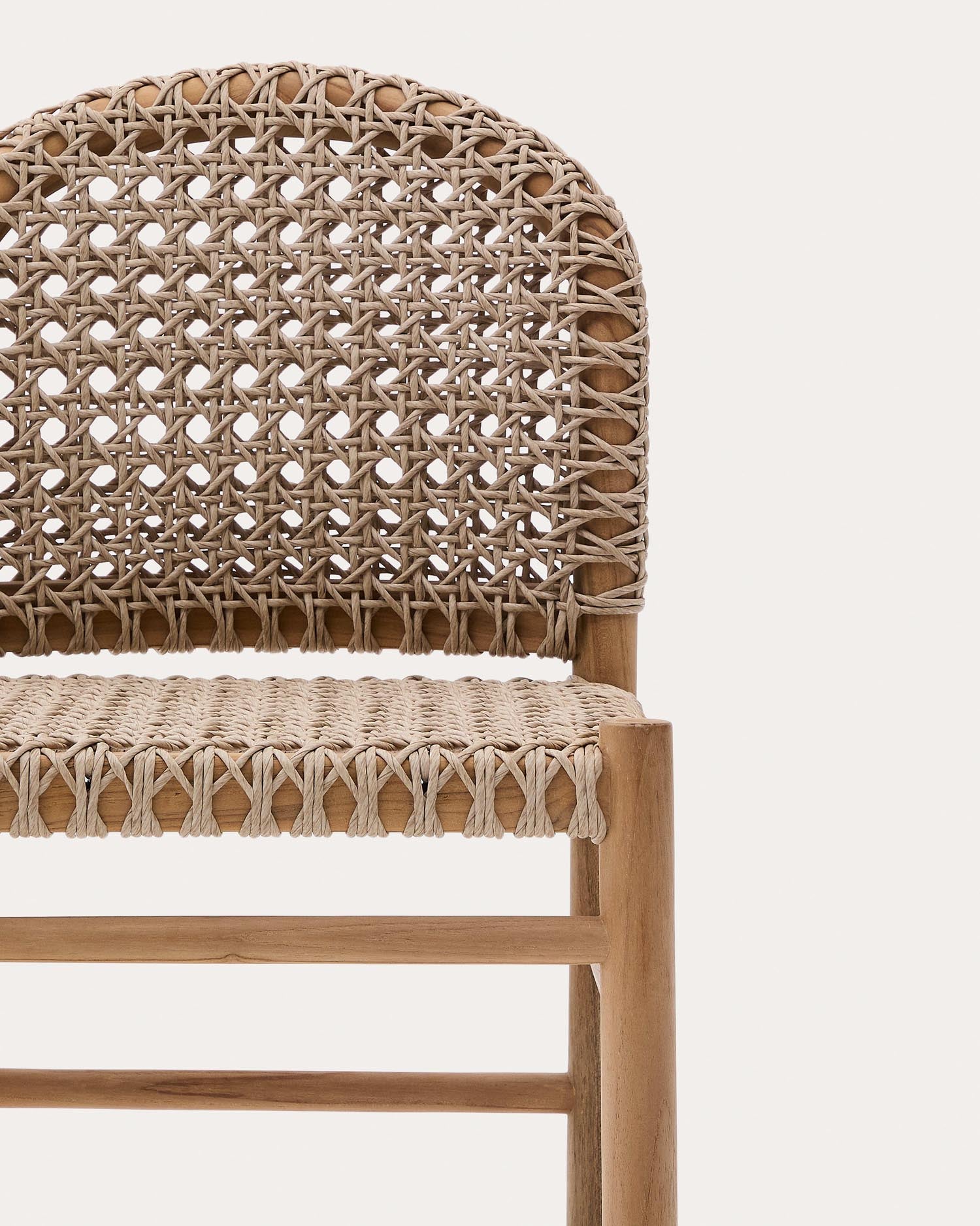 Der Tavira-Stuhl aus Teakholz vereint zeitlose Eleganz und Robustheit, ideal für stilvolle und langlebige Outdoor-Momente.