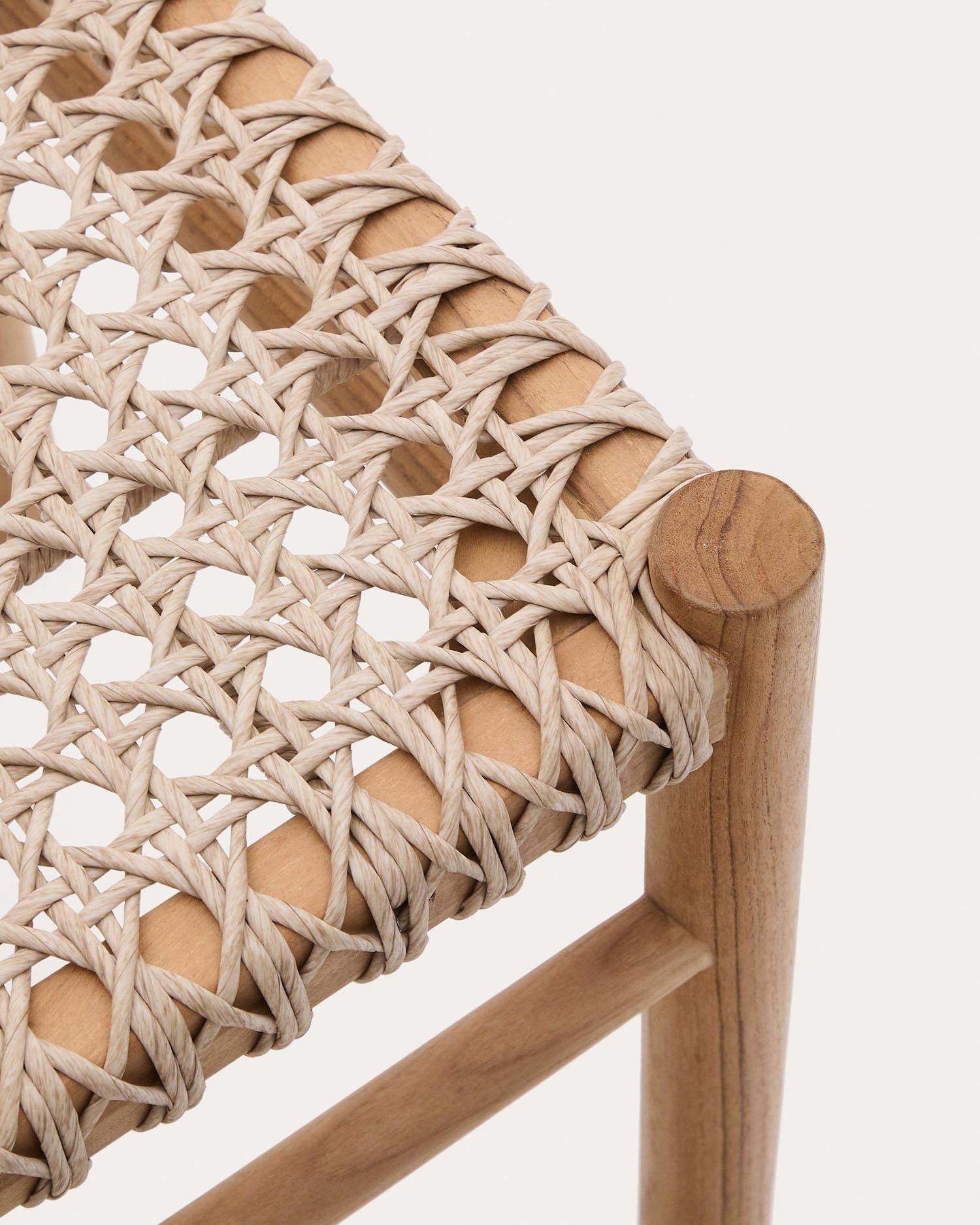 Der Tavira-Stuhl aus Teakholz vereint zeitlose Eleganz und Robustheit, ideal für stilvolle und langlebige Outdoor-Momente.