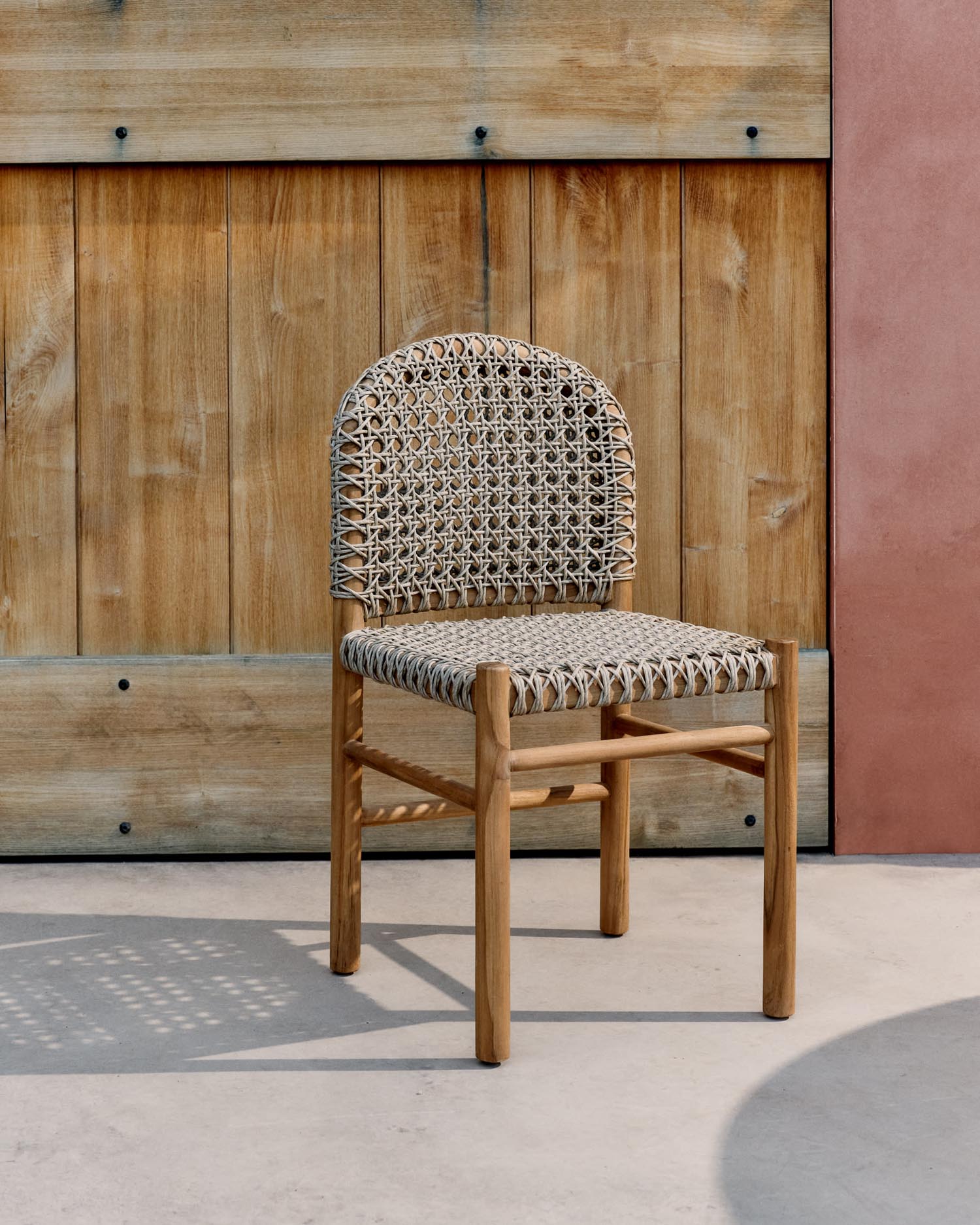 Der Tavira-Stuhl aus Teakholz vereint zeitlose Eleganz und Robustheit, ideal für stilvolle und langlebige Outdoor-Momente.