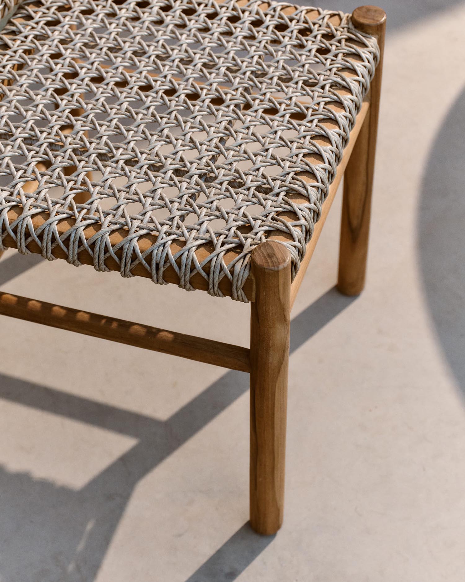 Der Tavira-Stuhl aus Teakholz vereint zeitlose Eleganz und Robustheit, ideal für stilvolle und langlebige Outdoor-Momente.