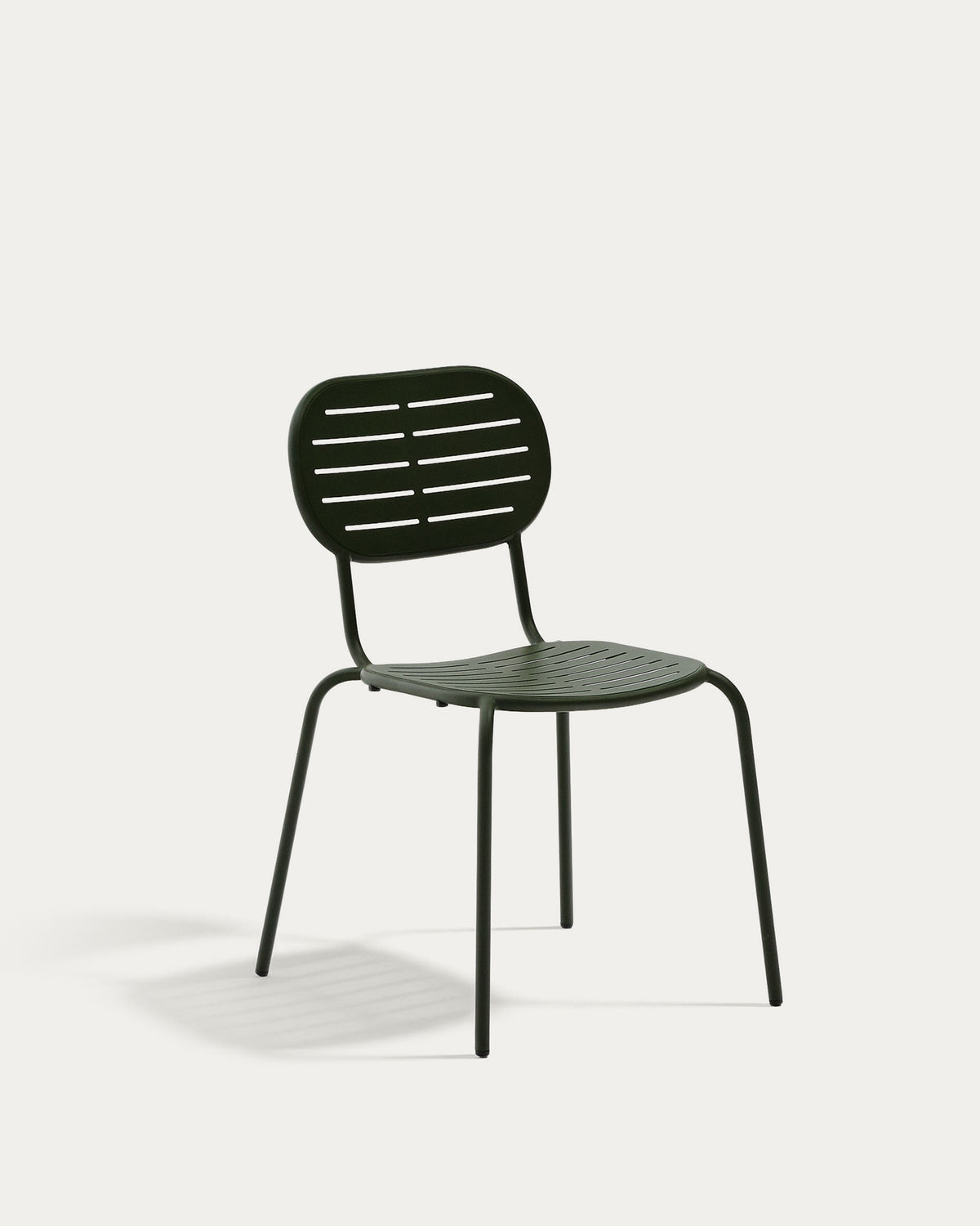 Stapelbarer Outdoor-Stuhl Brai aus verzinktem Stahl in Grün in Dunkelgrün präsentiert im Onlineshop von KAQTU Design AG. Gartenstuhl ist von Kave Home