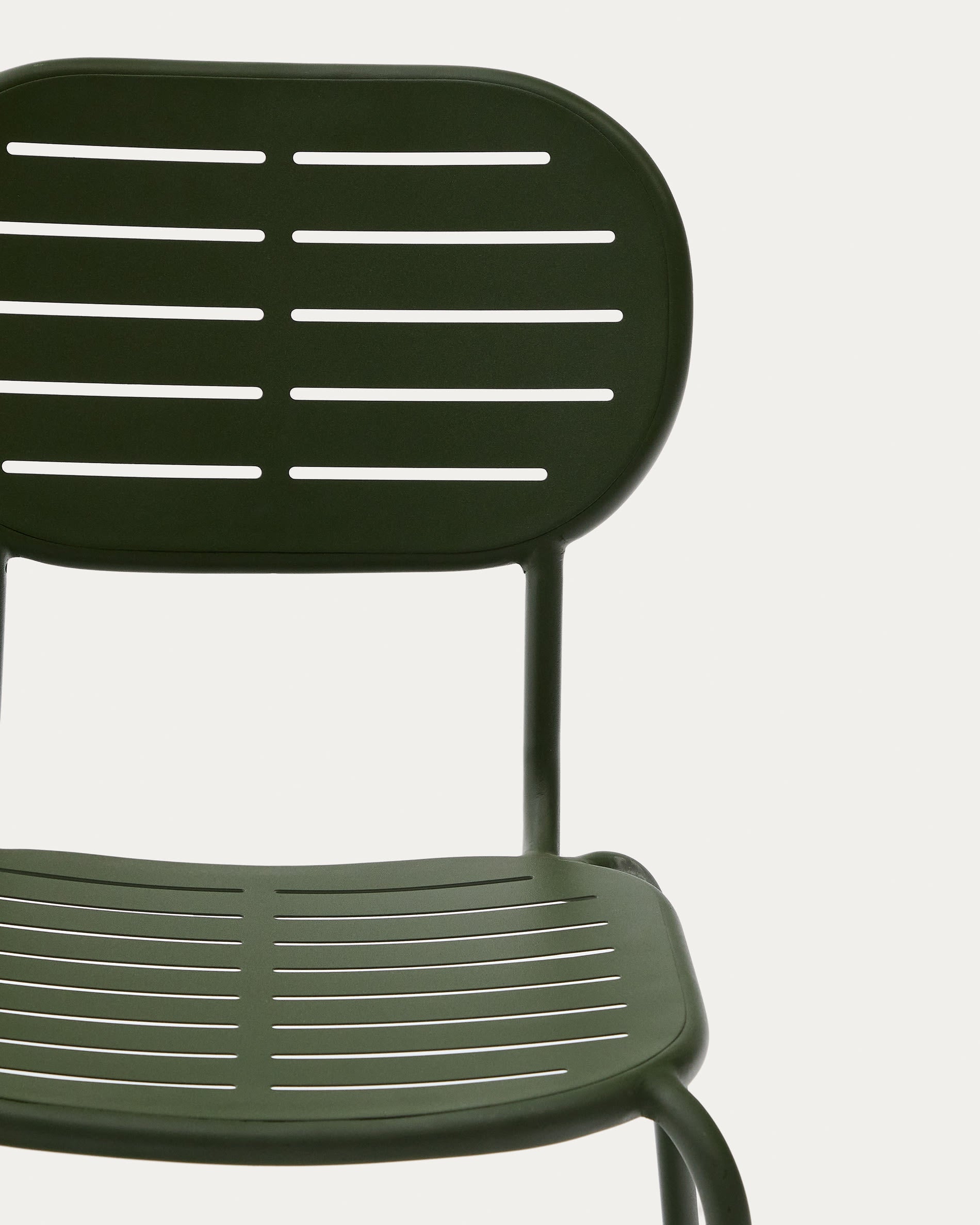 Entdecken Sie den stapelbaren Outdoor-Stuhl Brai in elegantem Grün. Ergonomisch, platzsparend und aus robustem verzinktem Stahl – perfekt für jeden Außenbereich!