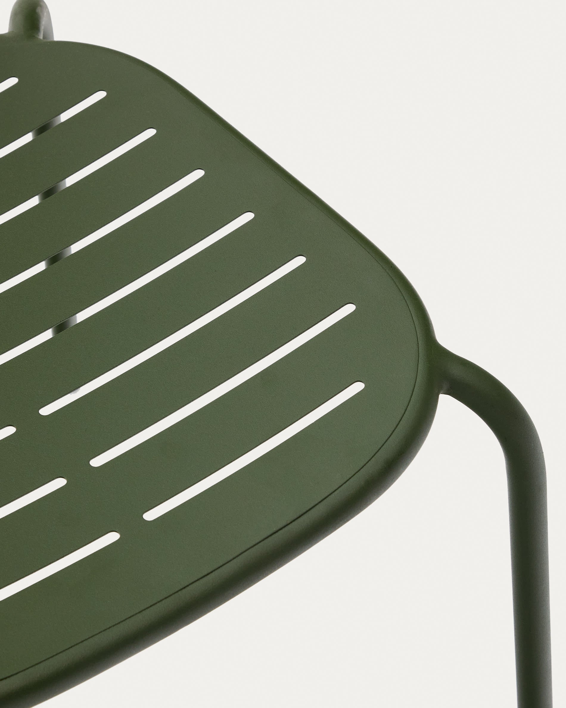 Genießen Sie Komfort und Stil mit dem stapelbaren Outdoor-Stuhl Brai in frischem Grün. Robuster verzinkter Stahl und ergonomisches Design für entspannte Stunden im Freien!