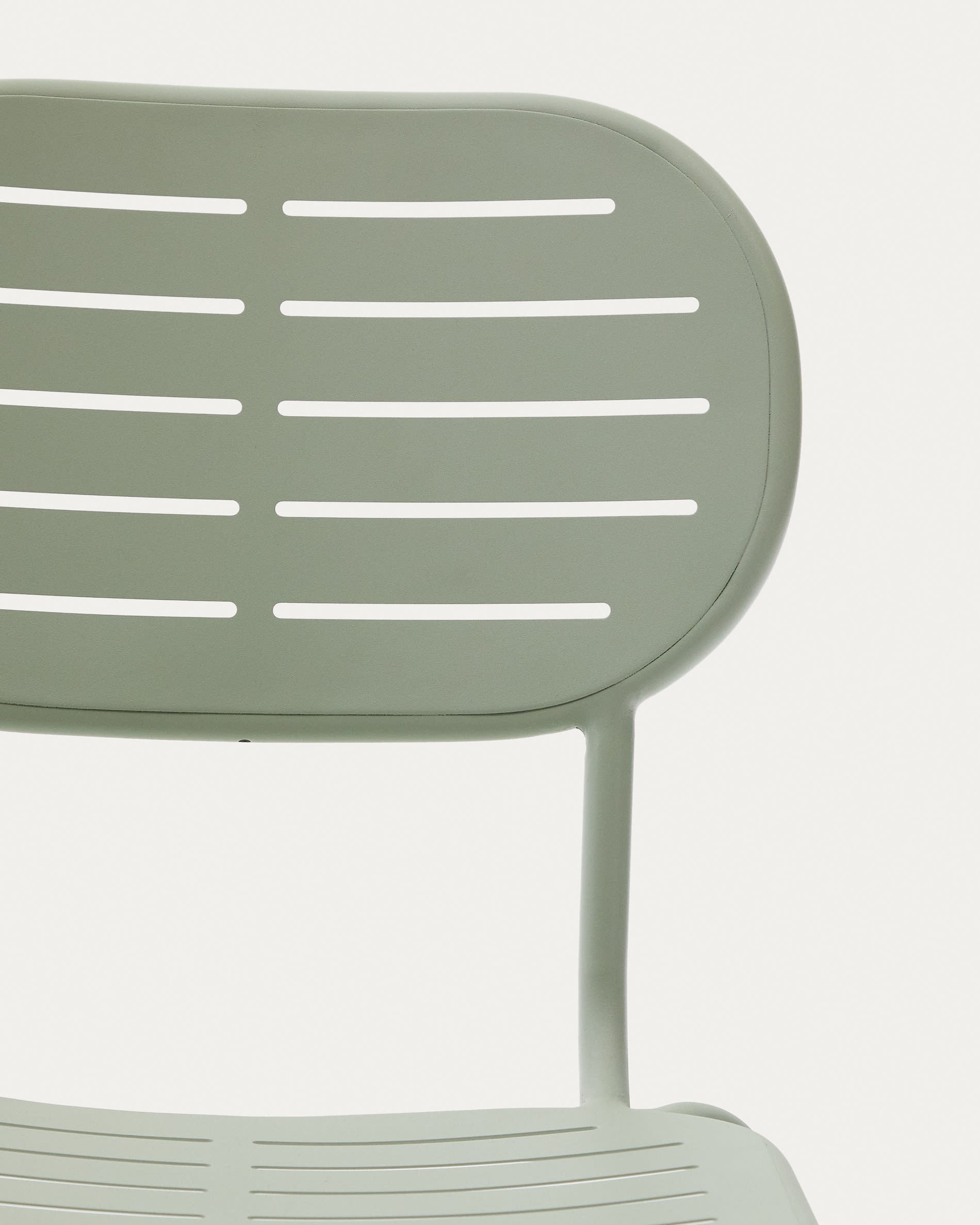 Stapelbarer Outdoor-Stuhl Brai aus verzinktem Stahl in Türkis, ideal für Garten oder Terrasse, robust und stilvoll von Kave Home.