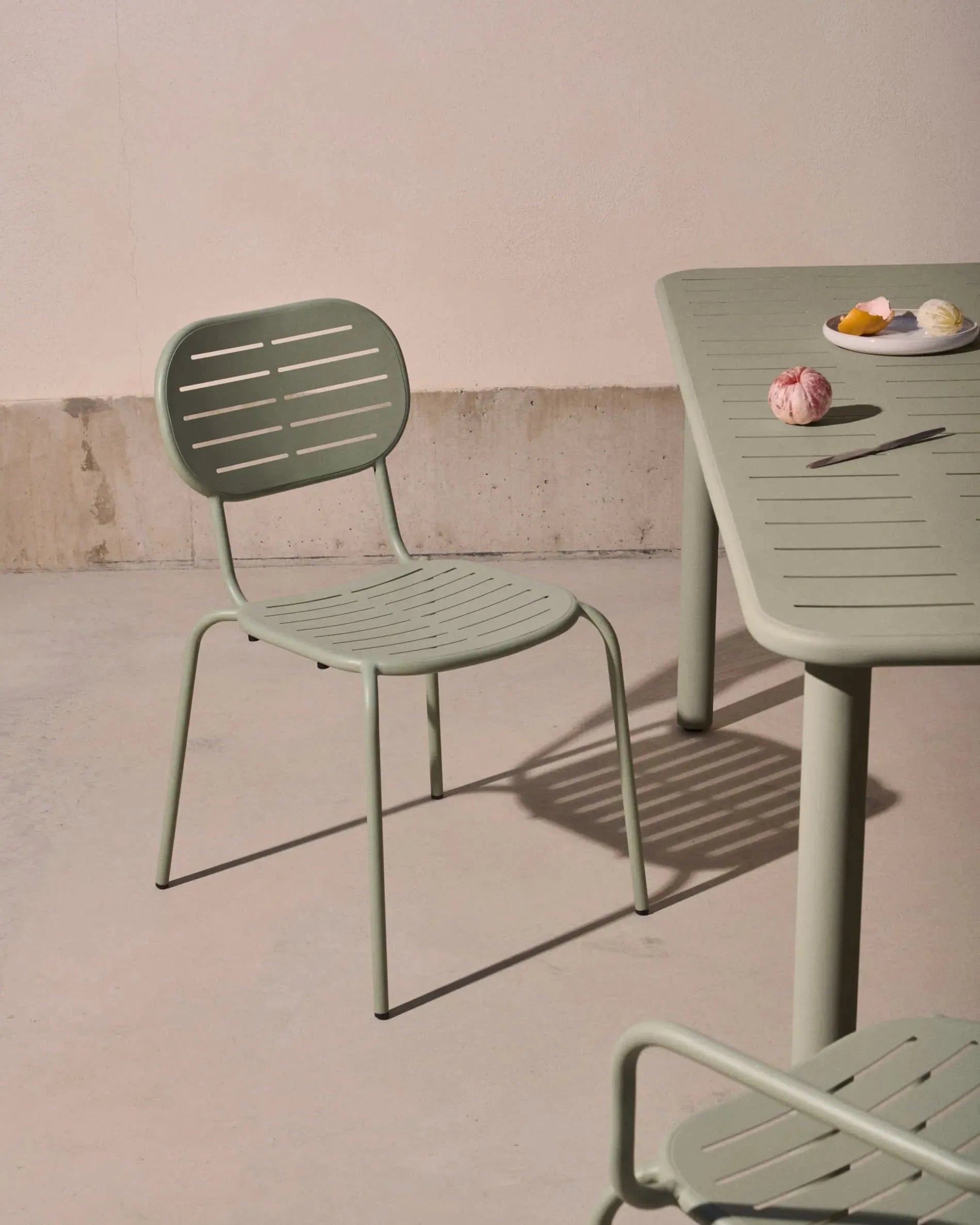 Stapelbarer Outdoor-Stuhl Brai aus robustem, verzinktem Stahl in Türkis, ideal für Garten oder Terrasse, von Kave Home.