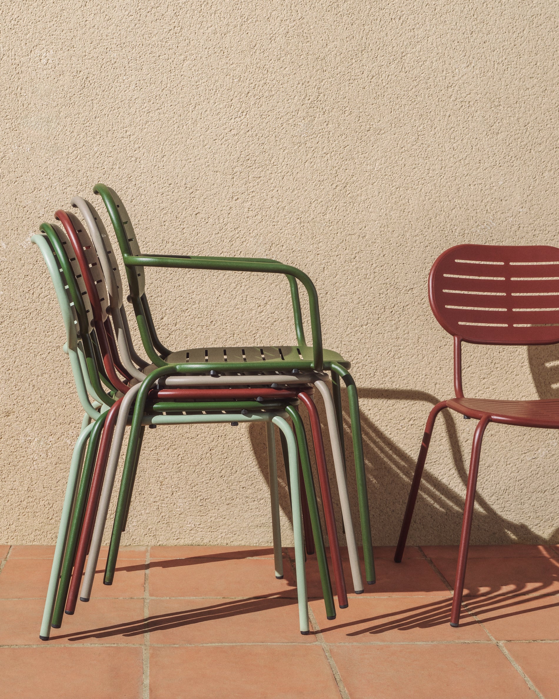 Stapelbarer Outdoor-Stuhl Brai aus granatrot verzinktem Stahl in  präsentiert im Onlineshop von KAQTU Design AG. Gartenstuhl ist von Kave Home