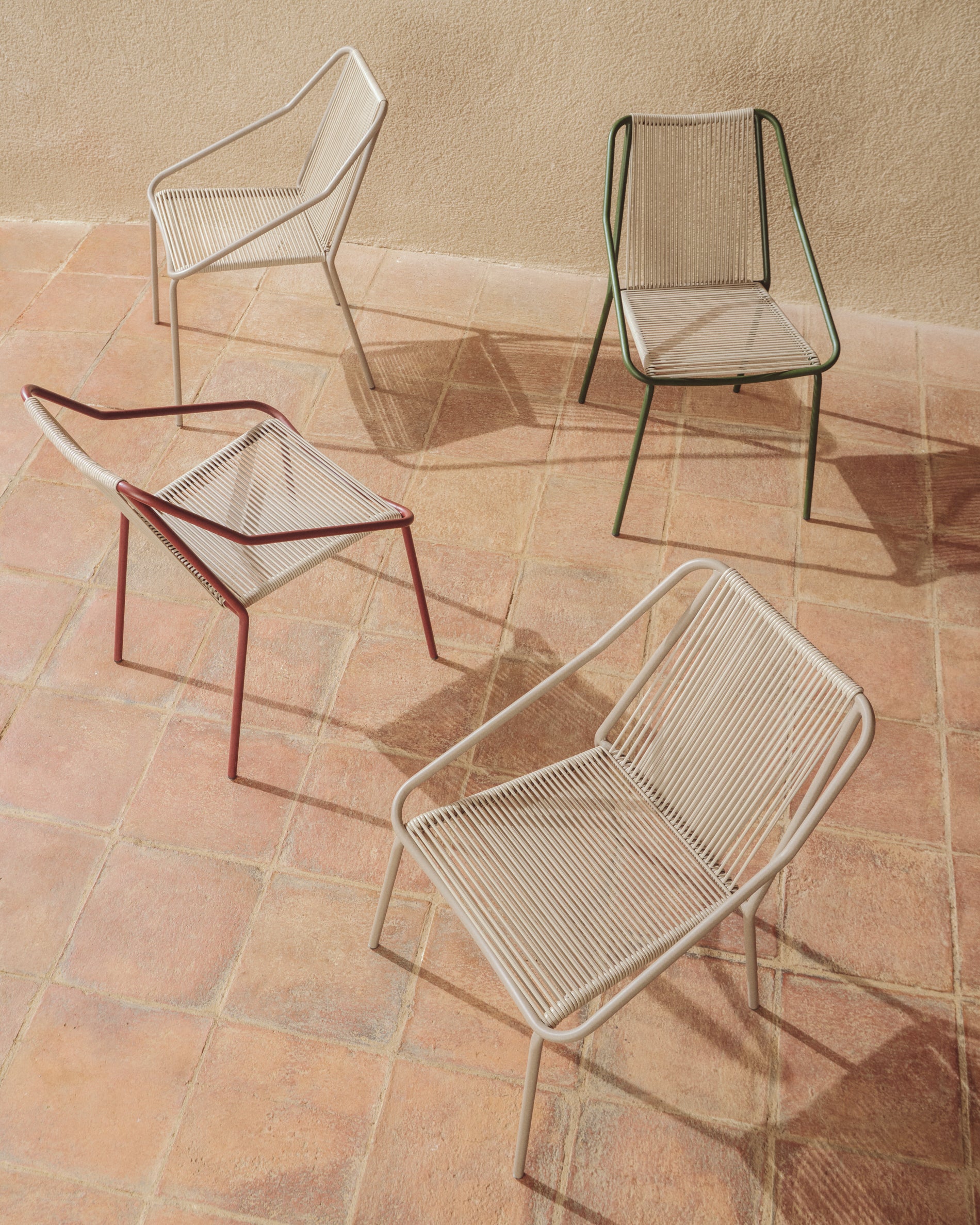 Outdoor-Stuhl Zivia aus écrufarbenem Seil und taupefarben verzinktem Stahl in Taupe präsentiert im Onlineshop von KAQTU Design AG. Gartenstuhl ist von Kave Home