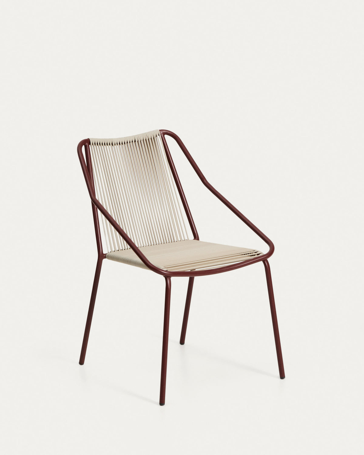 Stapelbarer Outdoor-Stuhl Zivia aus écrufarbenem Seil und verzinktem Stahl in Granatrot in Rot präsentiert im Onlineshop von KAQTU Design AG. Gartenstuhl ist von Kave Home
