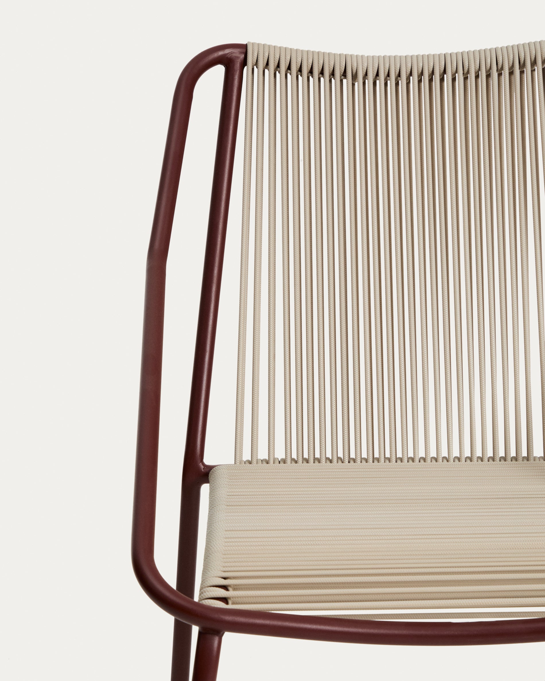 Outdoor-Stuhl Zivia aus écrufarbenem Seil und granatrot verzinktem Stahl in  präsentiert im Onlineshop von KAQTU Design AG. Gartenstuhl ist von Kave Home