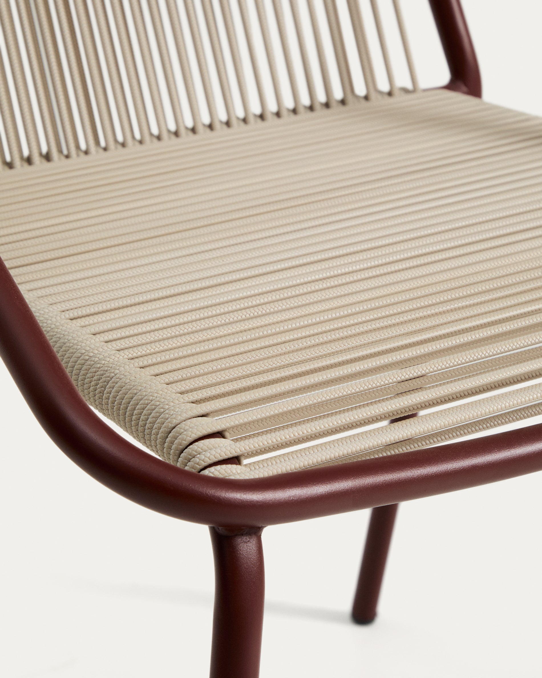 Outdoor-Stuhl Zivia aus écrufarbenem Seil und granatrot verzinktem Stahl in  präsentiert im Onlineshop von KAQTU Design AG. Gartenstuhl ist von Kave Home