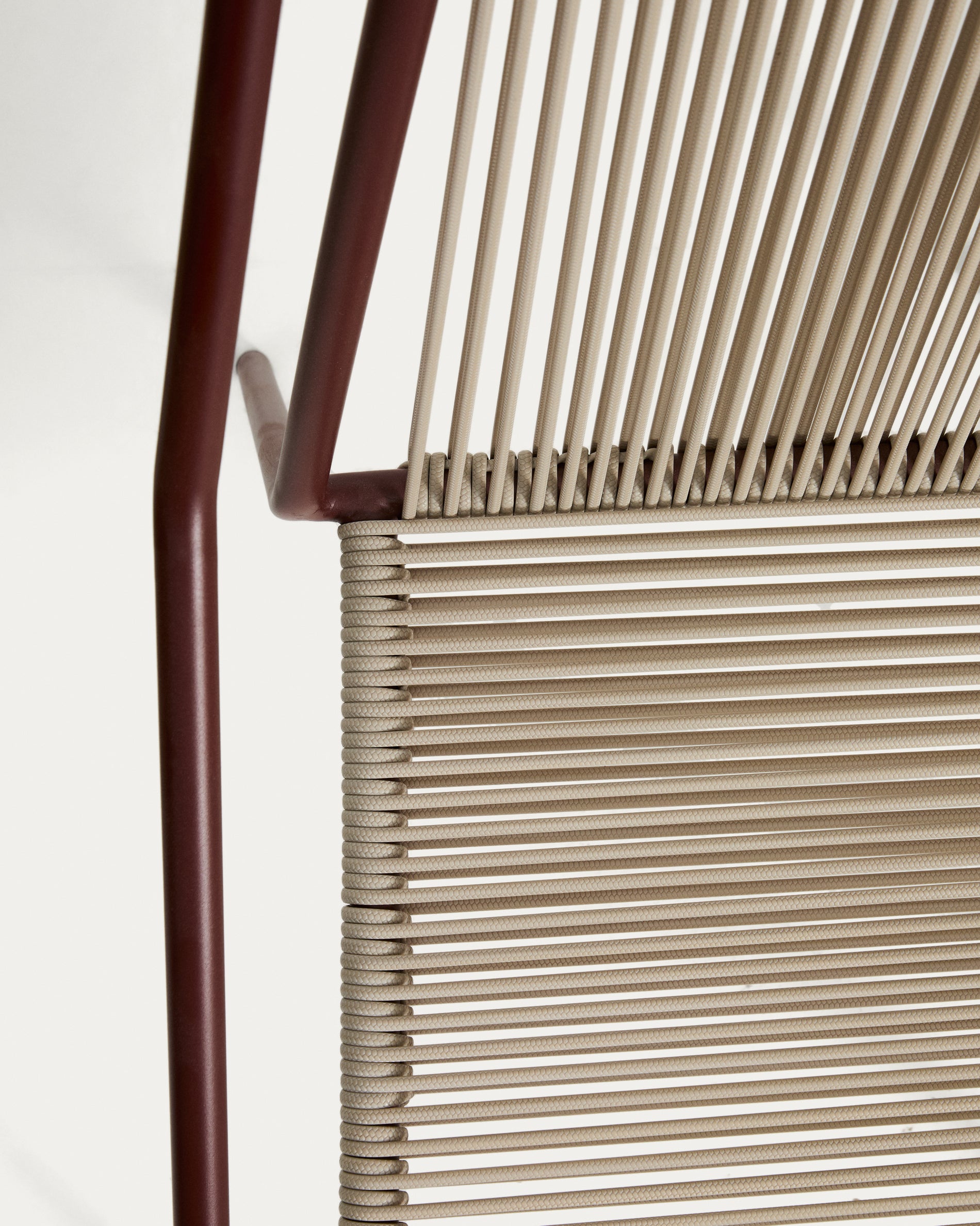 Outdoor-Stuhl Zivia aus écrufarbenem Seil und granatrot verzinktem Stahl in  präsentiert im Onlineshop von KAQTU Design AG. Gartenstuhl ist von Kave Home