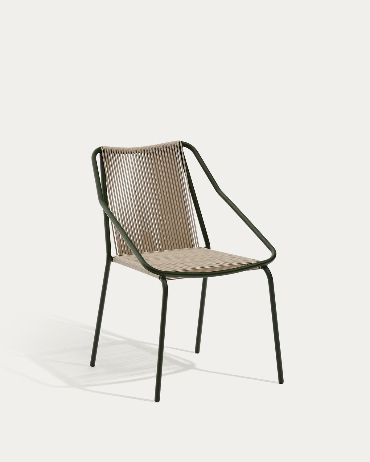 Stapelbarer Outdoor-Stuhl Zivia aus écrufarbenem Seil und verzinktem Stahl in Grün in Dunkelgrün, Weiss, Beige präsentiert im Onlineshop von KAQTU Design AG. Gartenstuhl ist von Kave Home